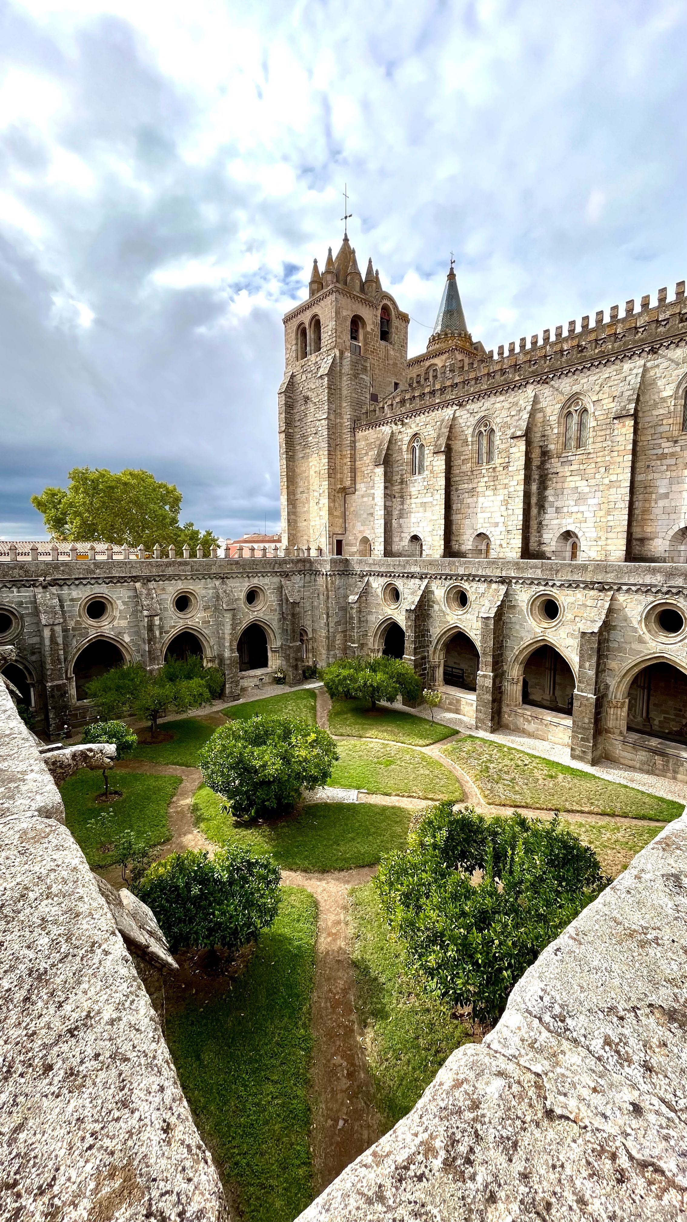 Le cloitre de la cathédrale d'Evora au Portugal