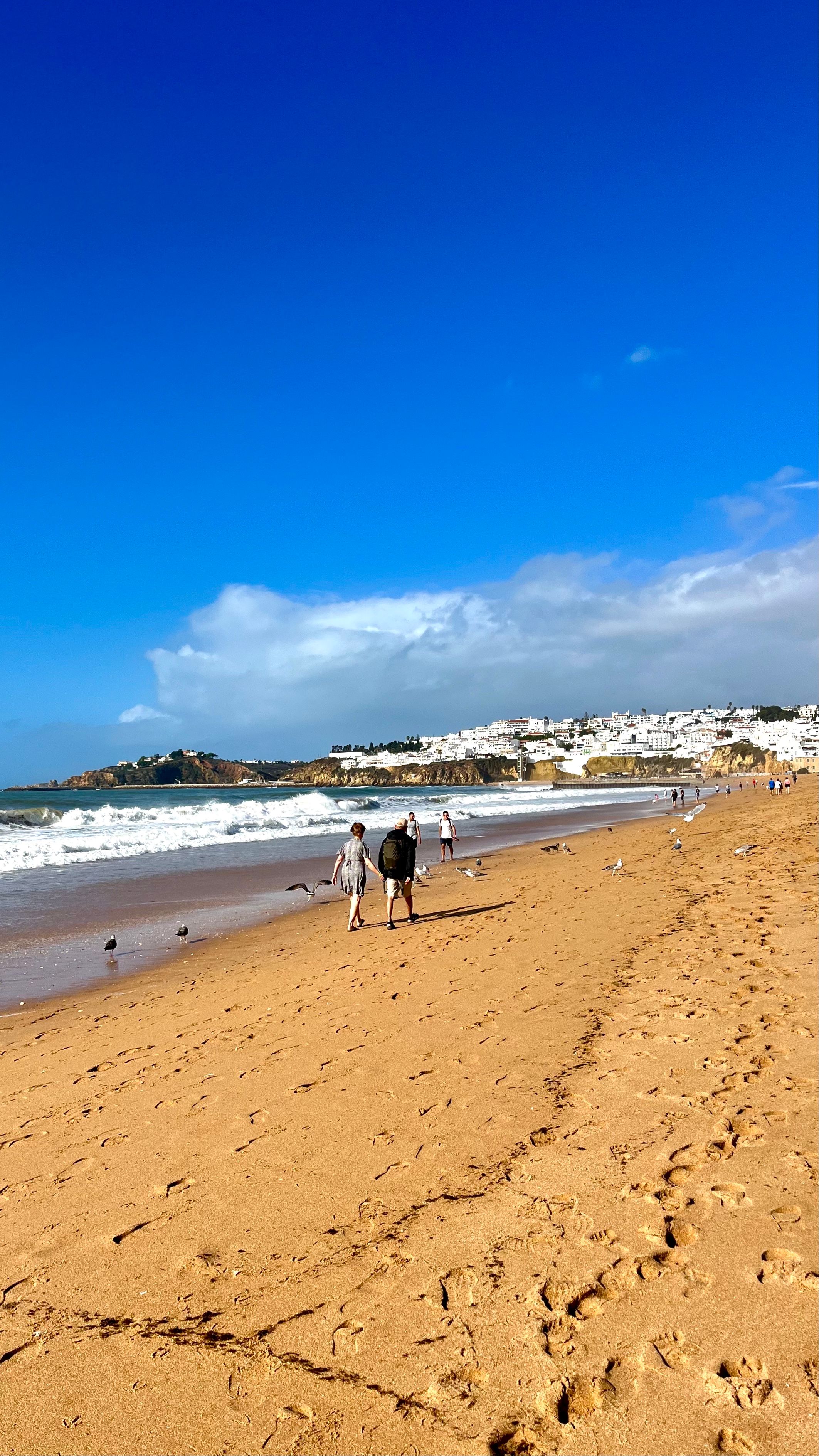 Une des plages d'Albufeira avec vue sur la ville au loin