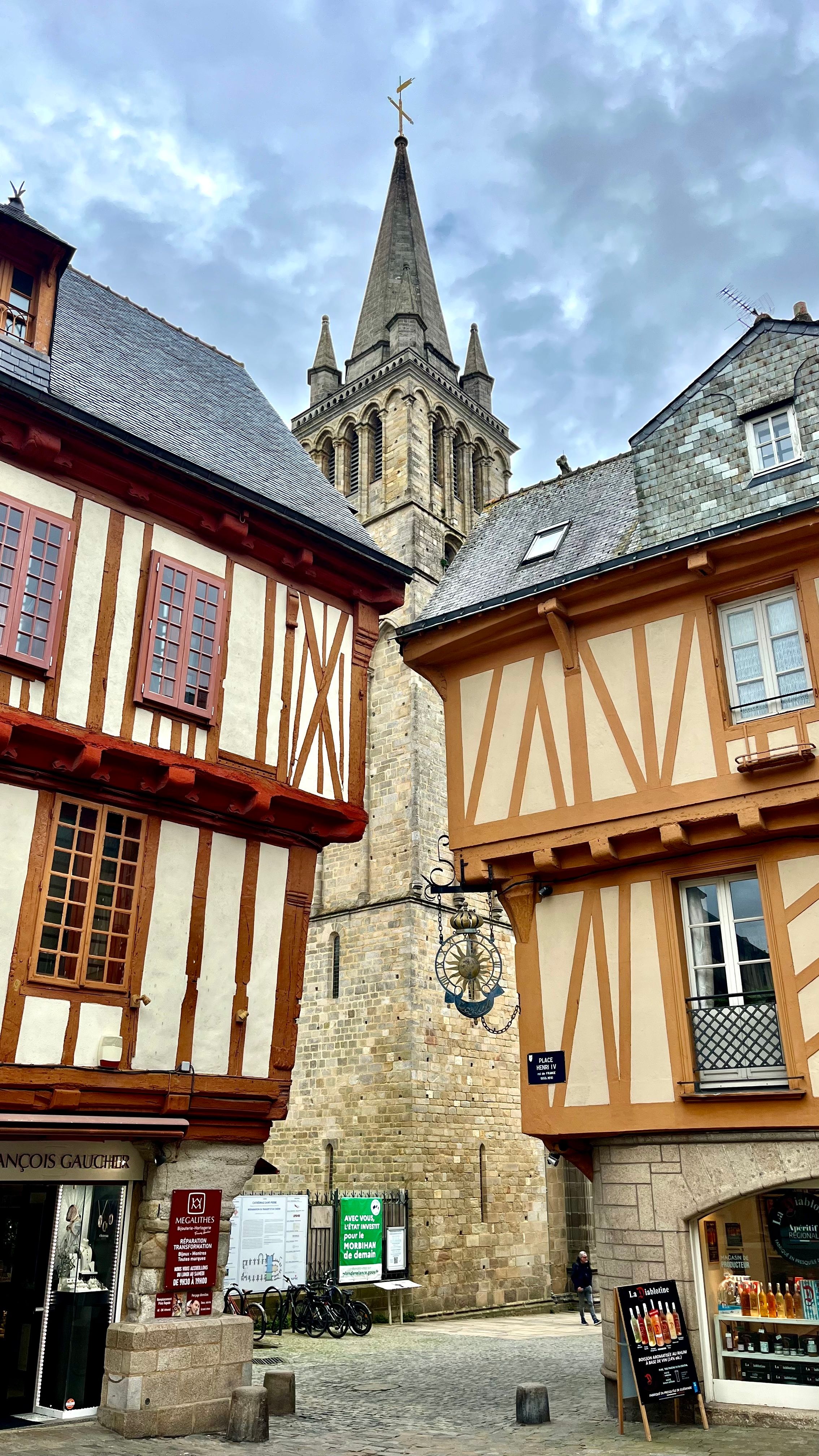 Cathédrale St Pierre au milieu de maisons à colombages à Vannes