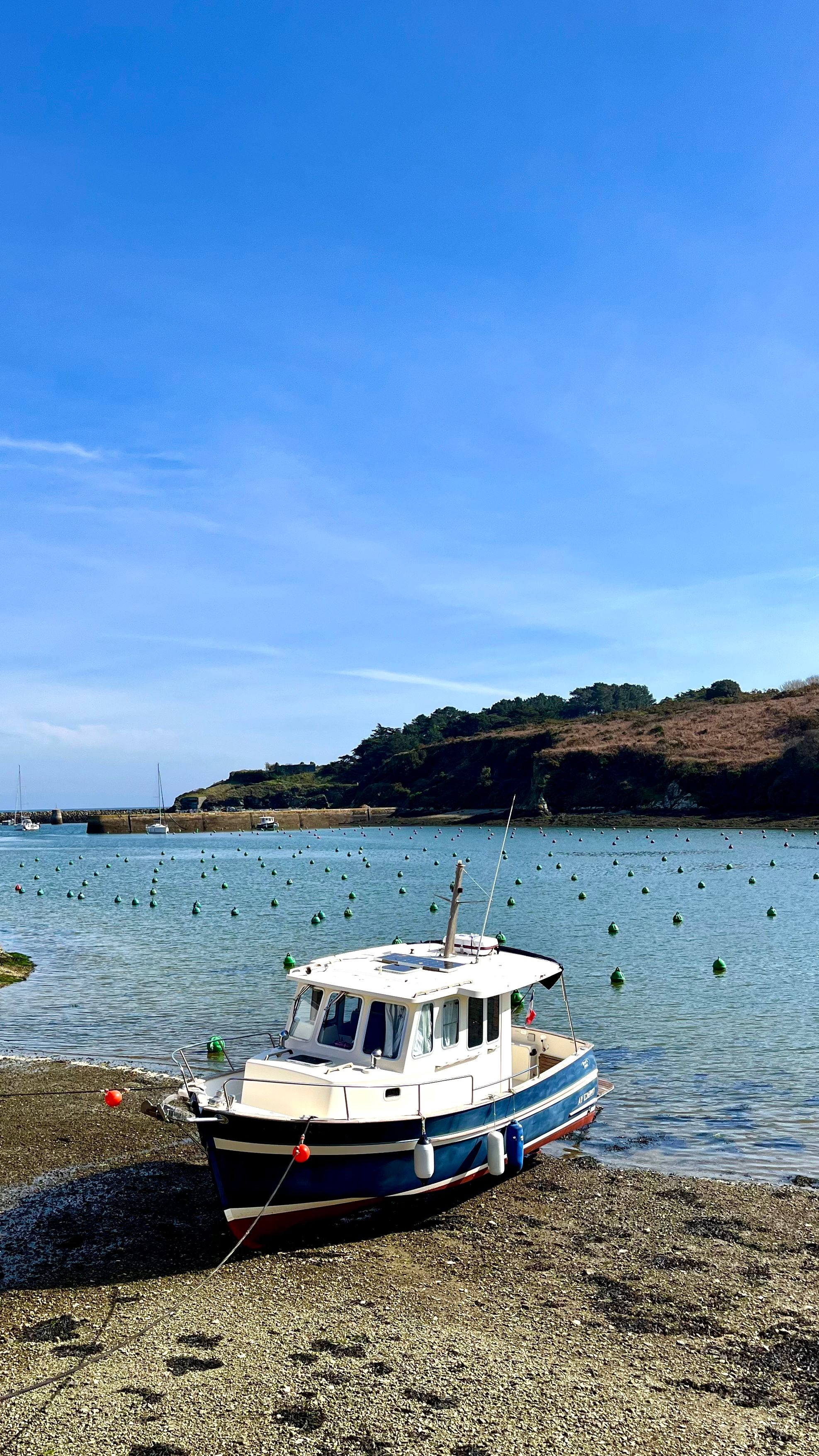 Un bateau au début du port de Sauzon à Belle-Île en Mer