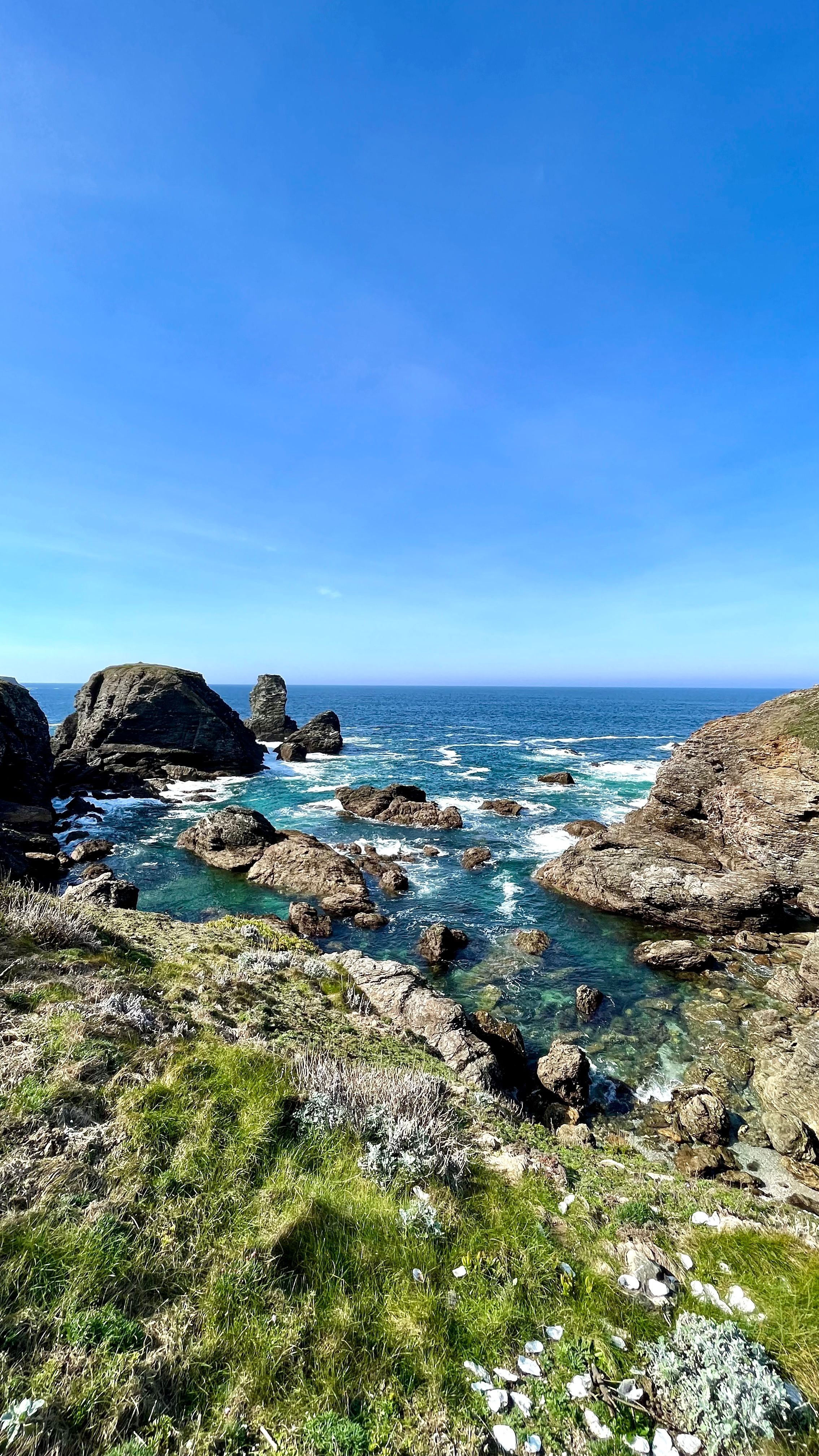 Une vue sur la mer et les rochers à la pointe des Poulains à Belle-Île en Mer