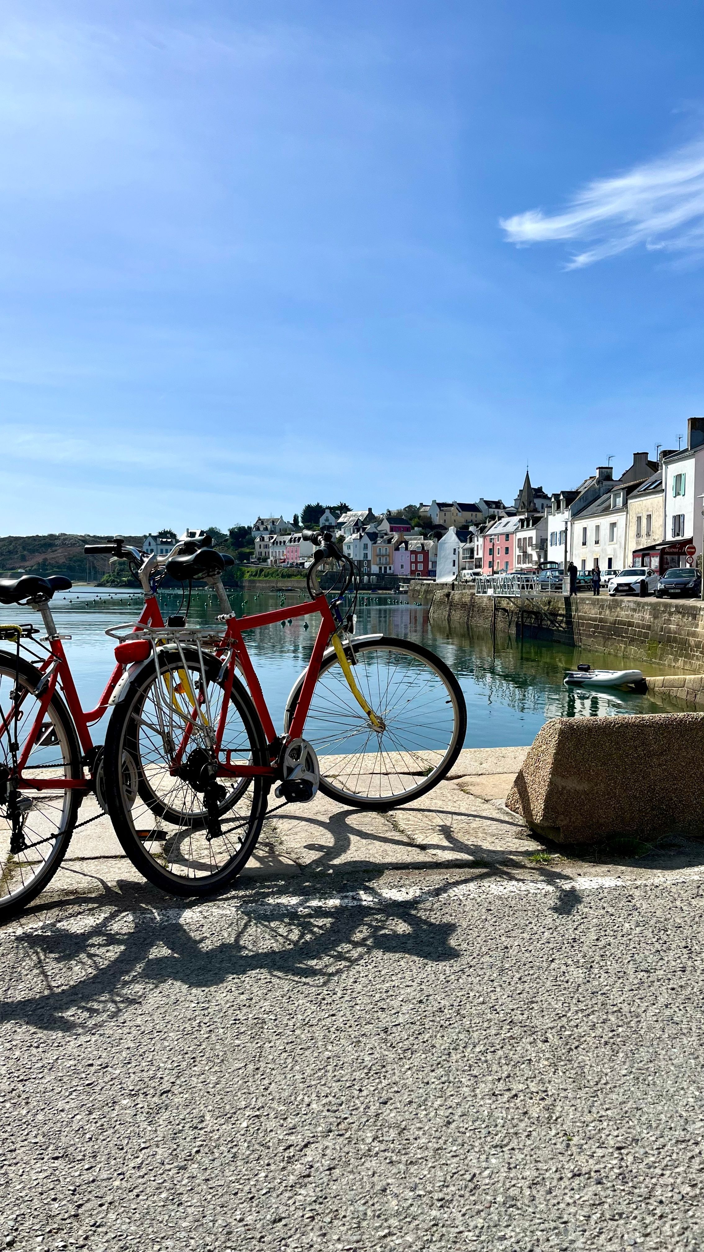 Des vélos de locations sur le port de Sauzon à Belle-Île en Mer