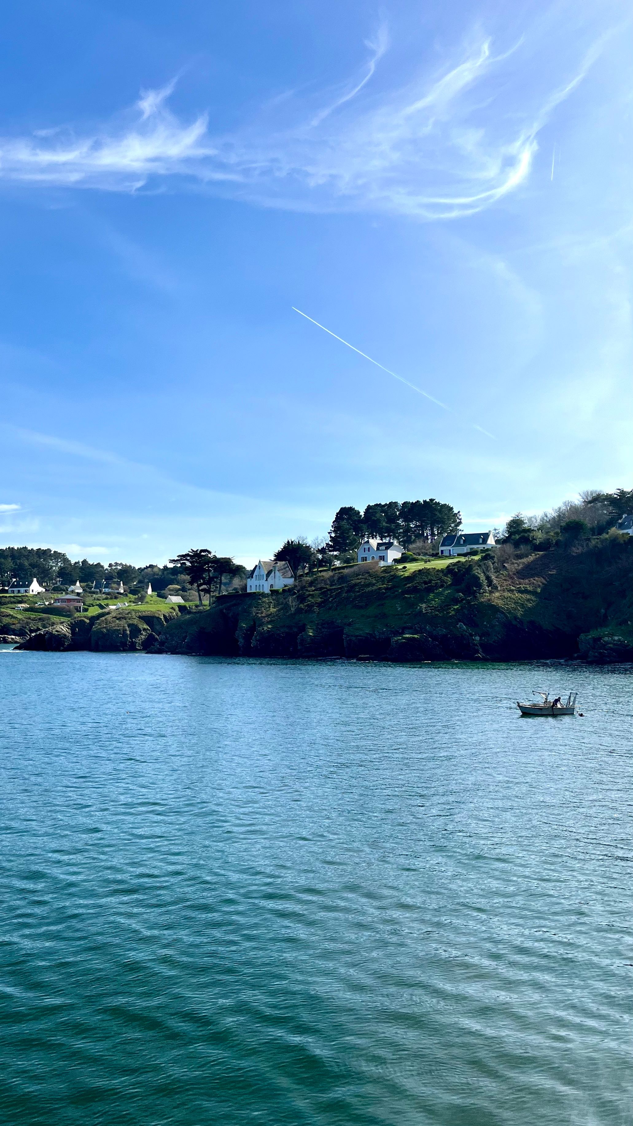 Vue de Belle-Île en mer depuis le ferry