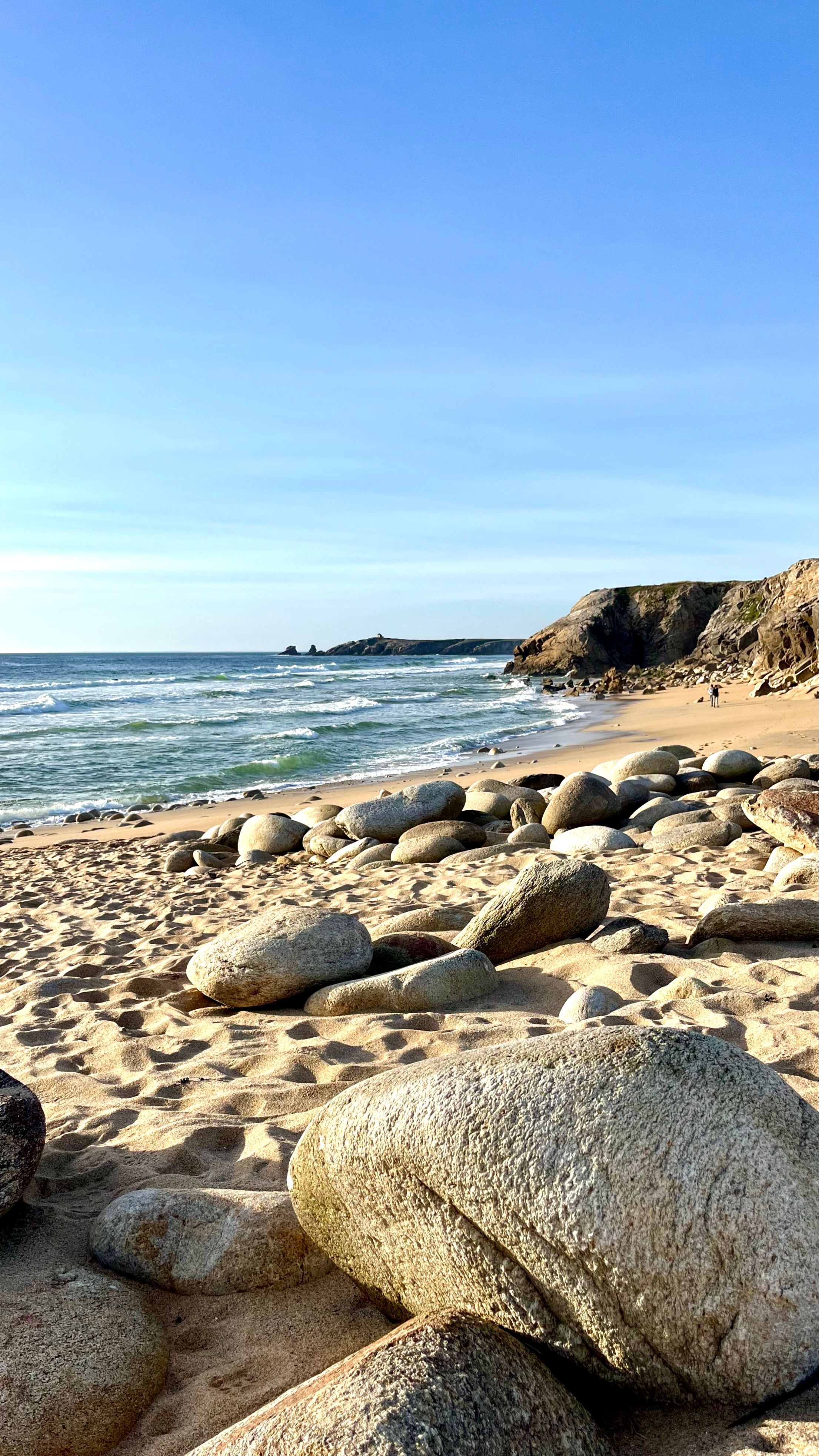 Une plage avec des galets sur la route côtière de Quiberon