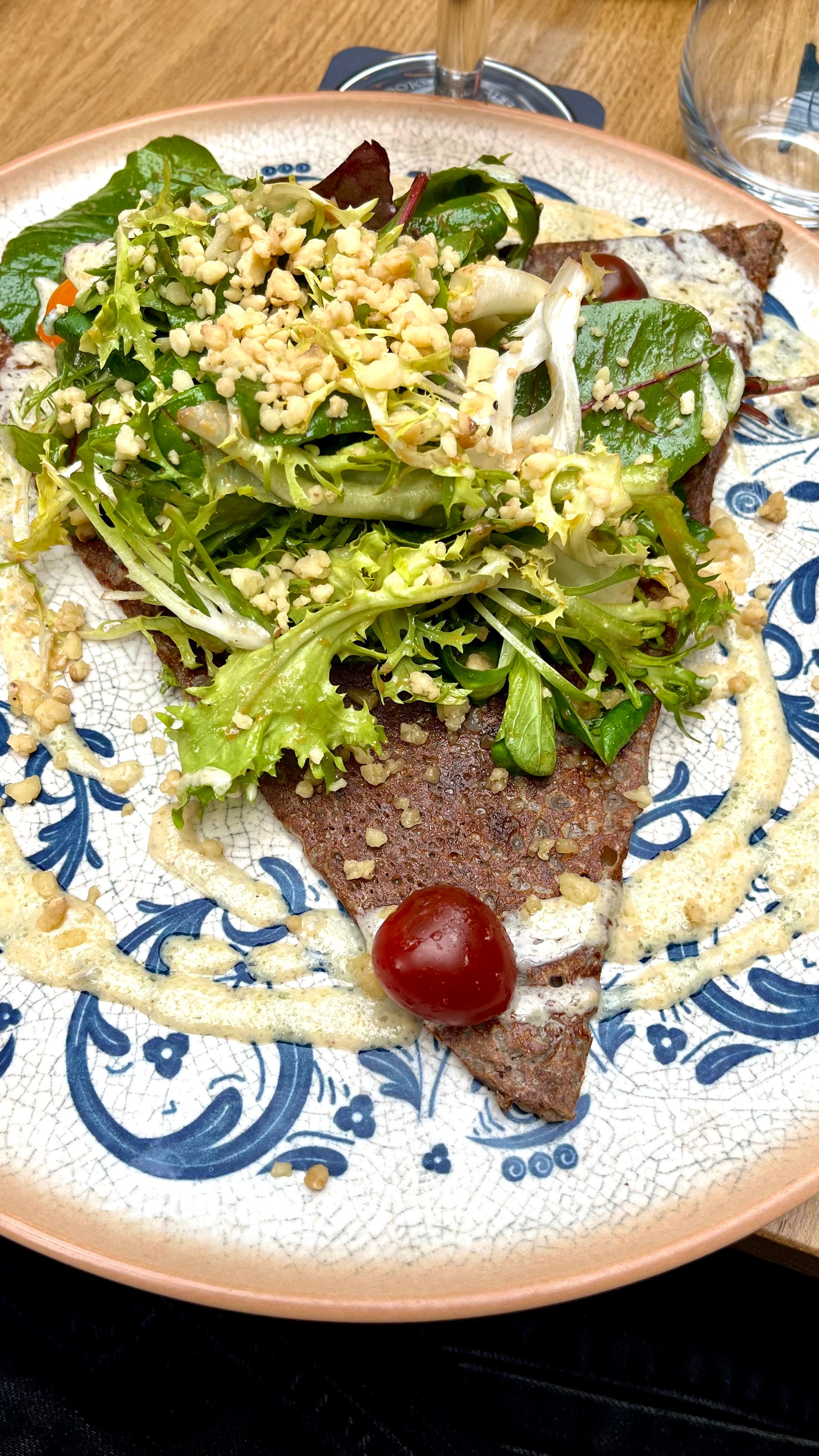 Une crêpe bretonne aux fromages régionaux à St Malo