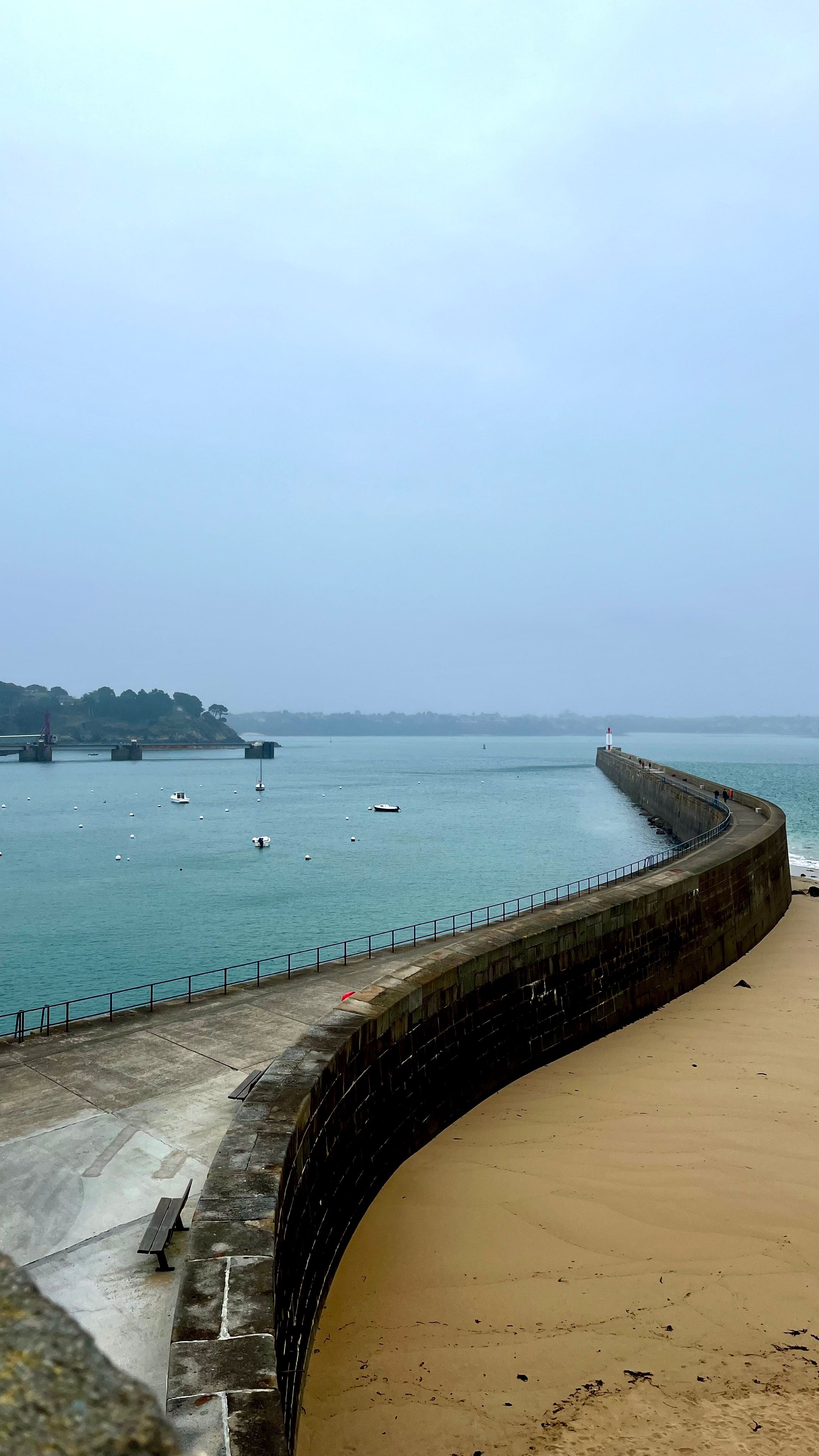 Le Môle des Noires depuis les remparts de St Malo, sous la pluie