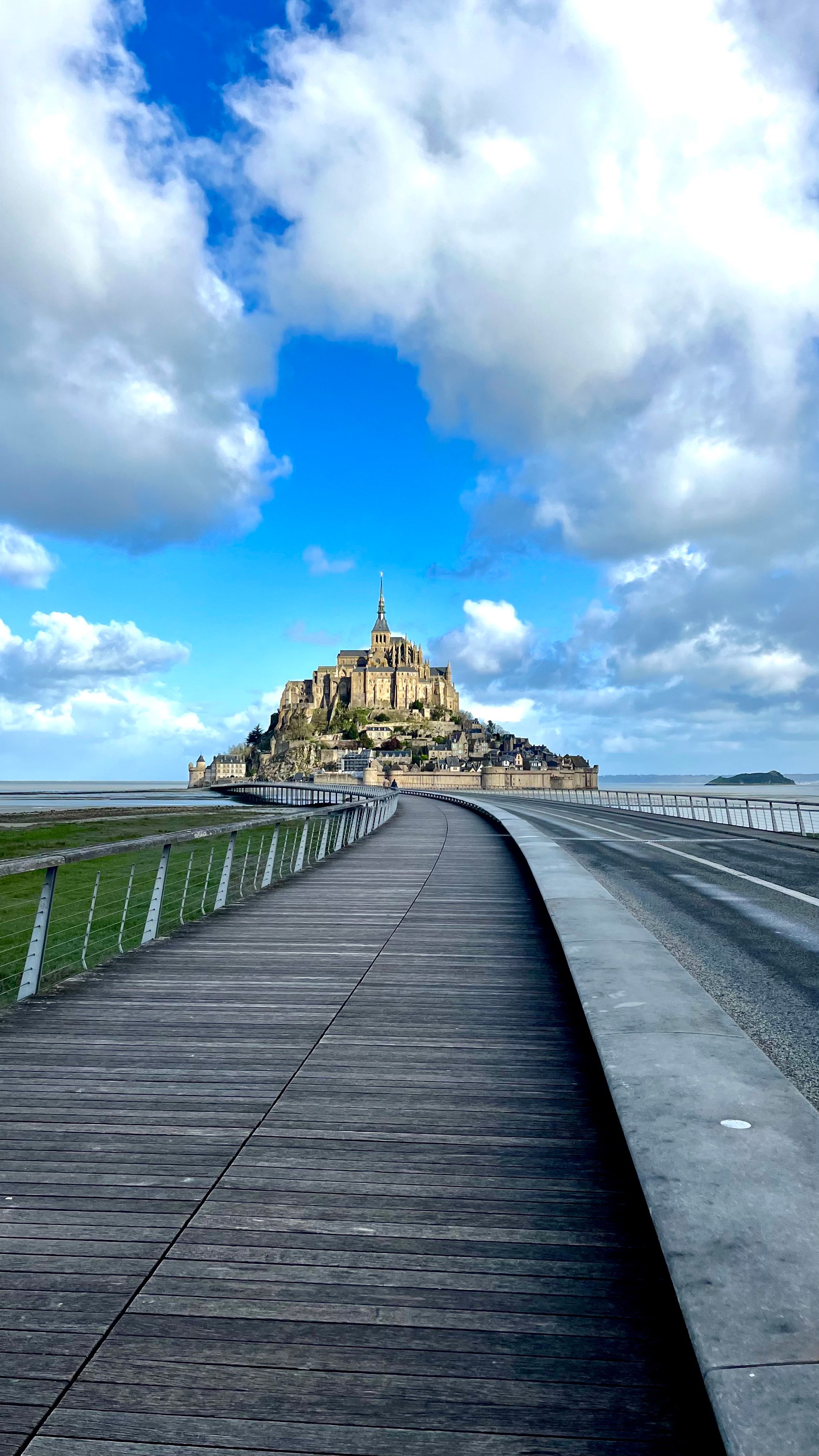 Le Mont St Michel depuis la passerelle sous le beau temps