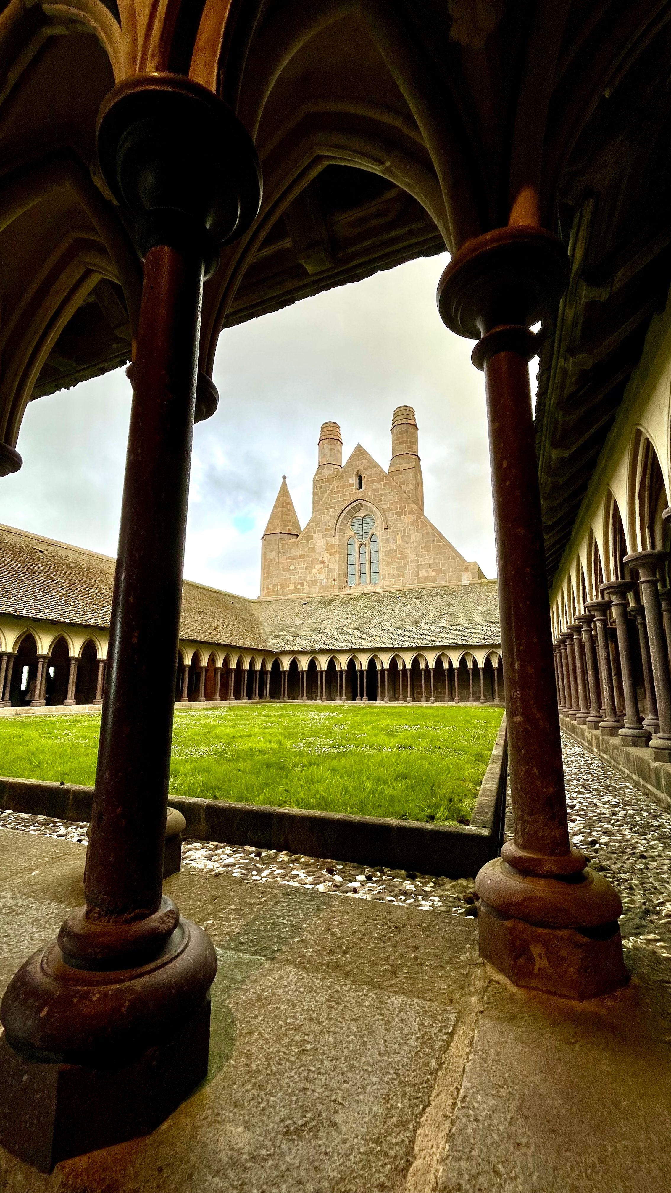 Le cloître de l'abbaye du Mont St Michel