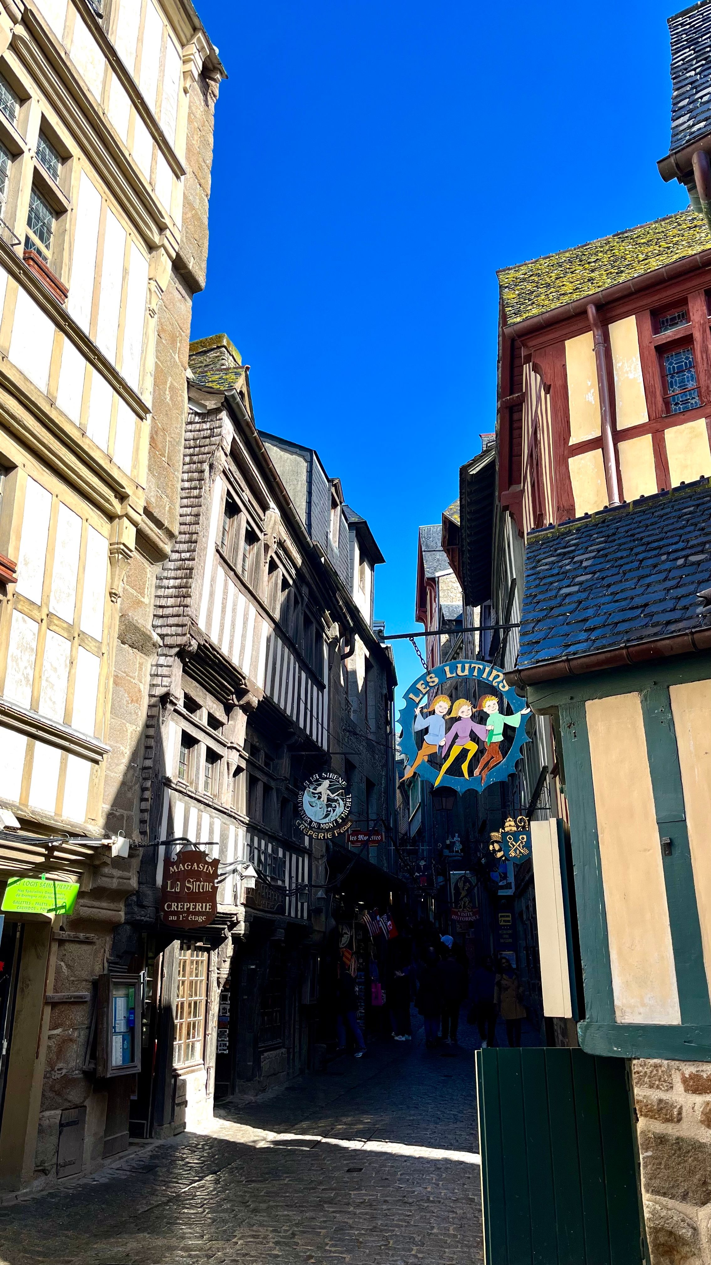 Une ruelle du Mont St Michel au soleil