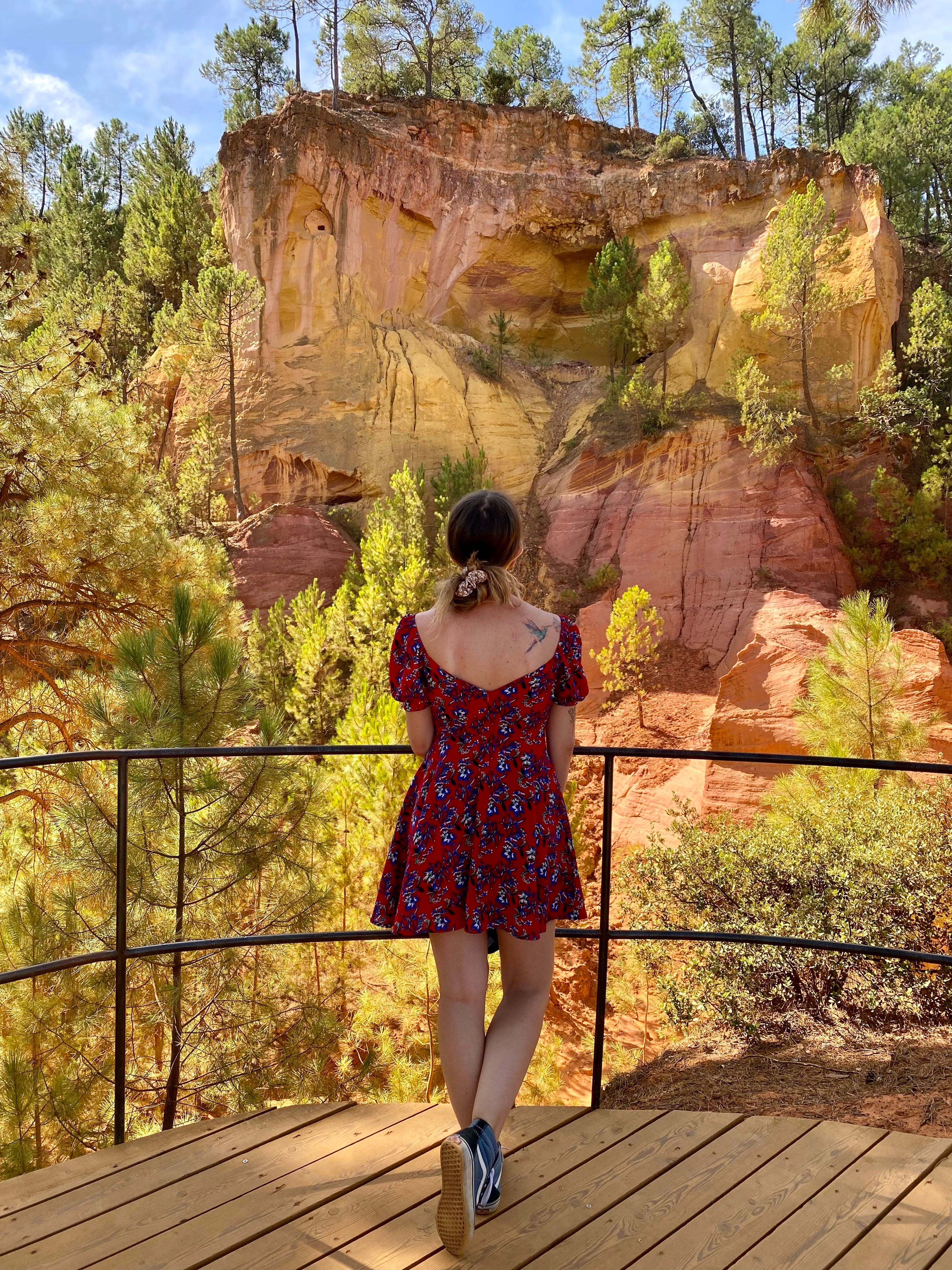 Une femme de dos dans le sentier des Ocres à Roussillon