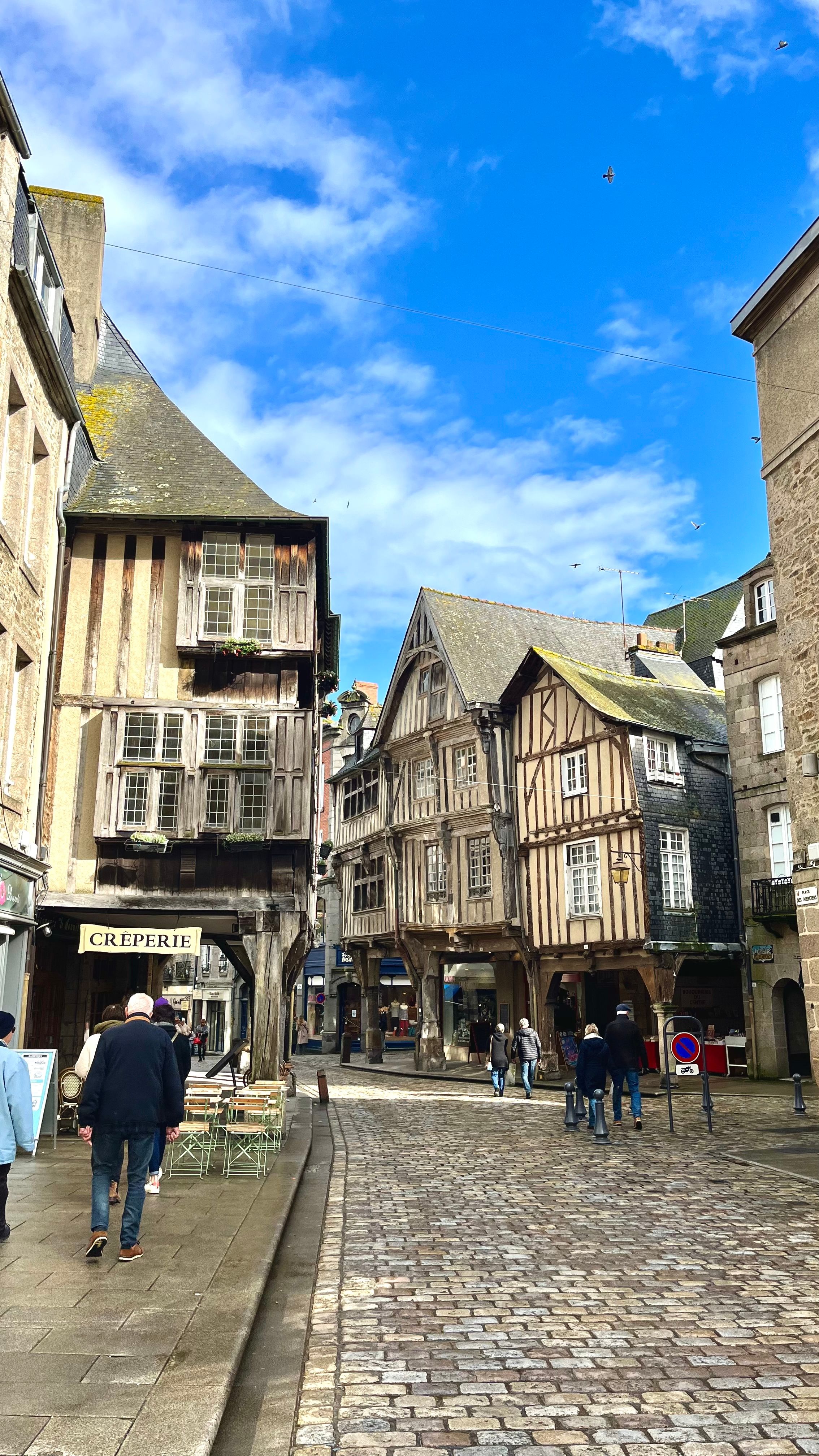 Une ruelle dans la ville médiévale de Dinan en Bretagne