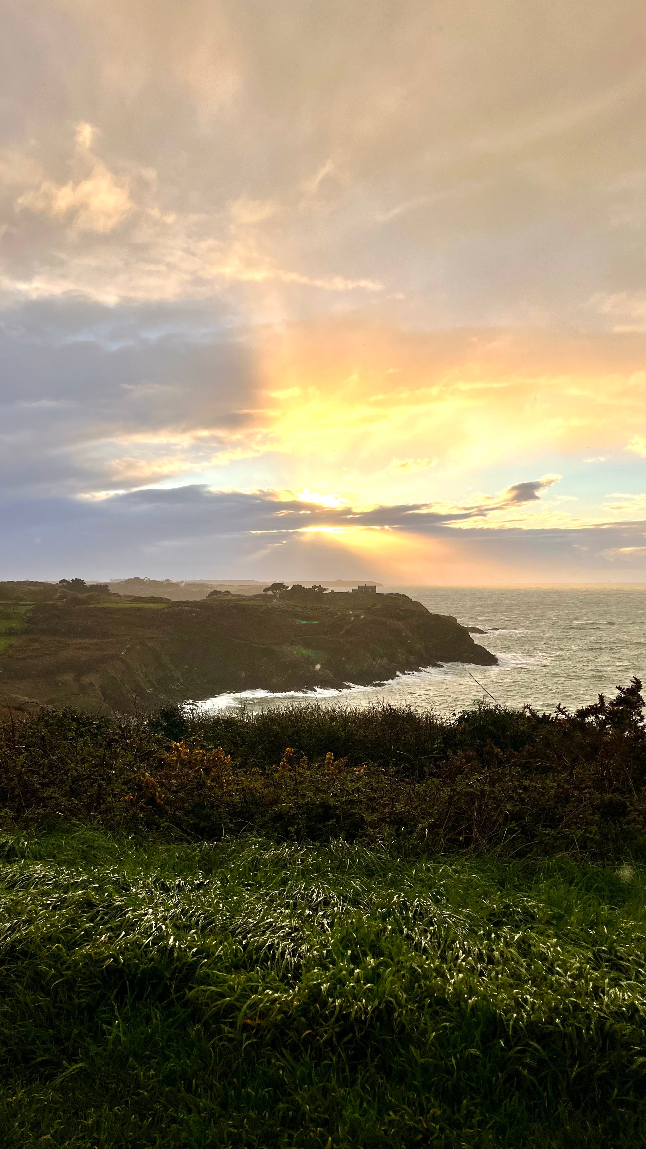 Coucher de soleil entre les giboulées de mars près de la pointe du Grouin en Bretagne