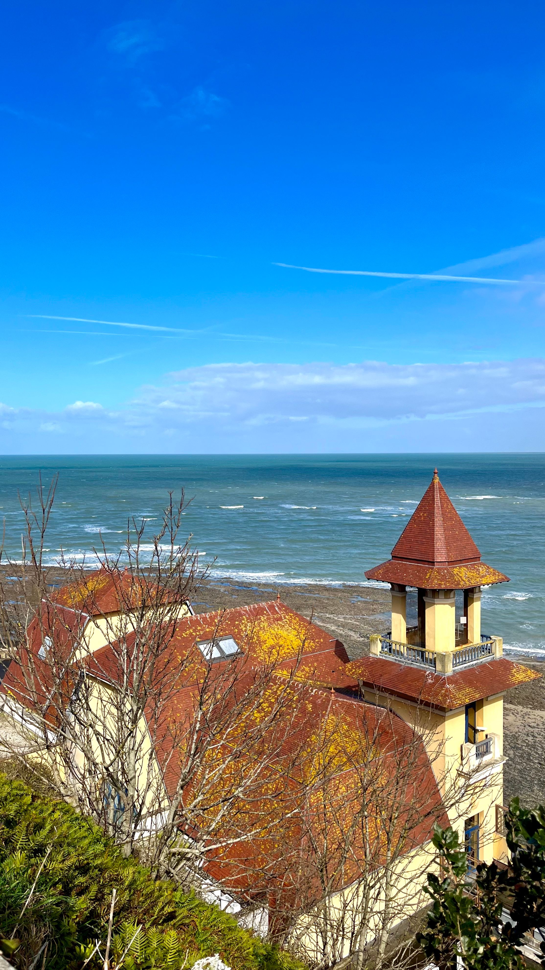 Une vue sur la mer depuis Granville en Normandie