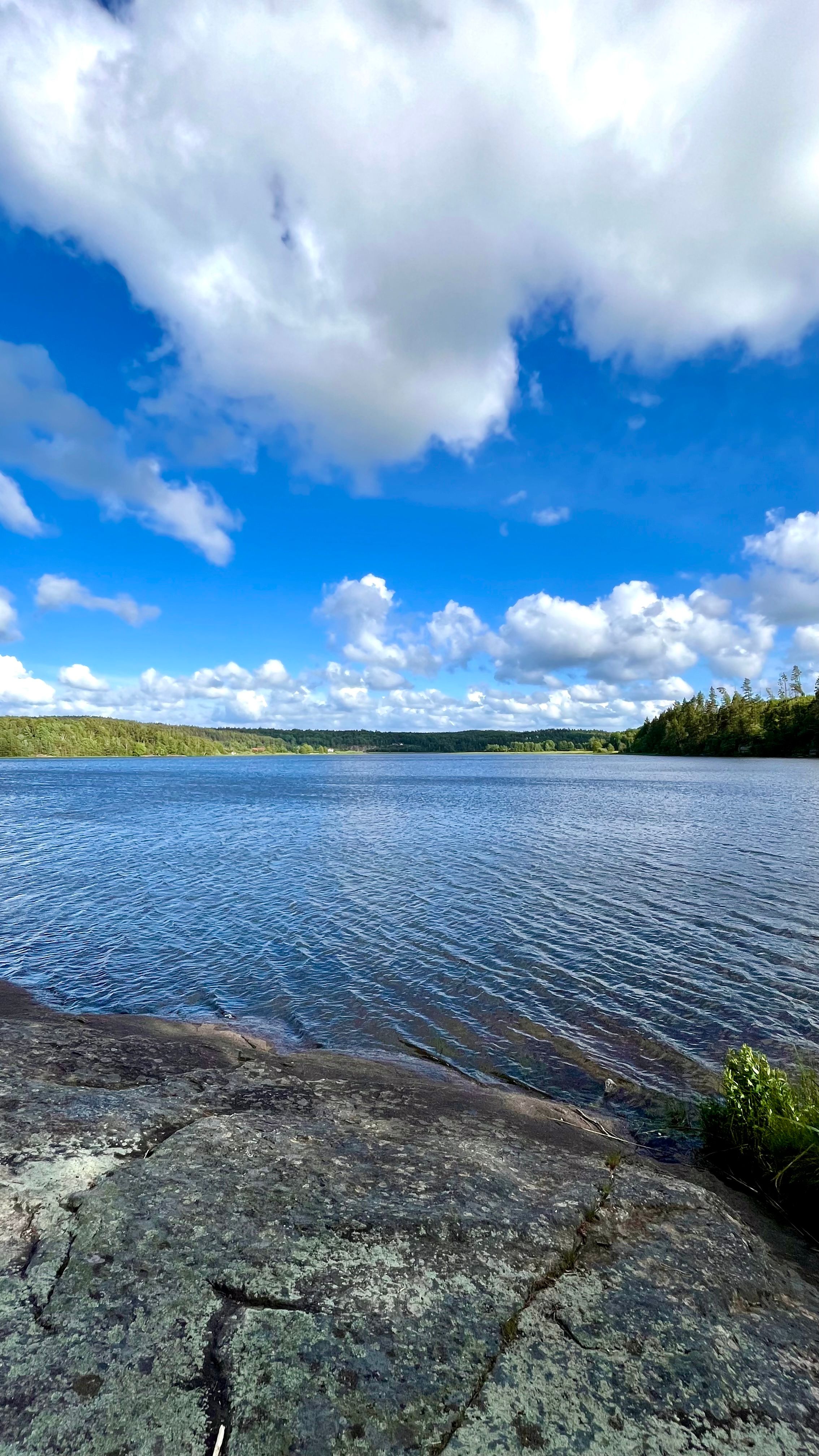 Un lac sous le soleil dans le sud de la Suède