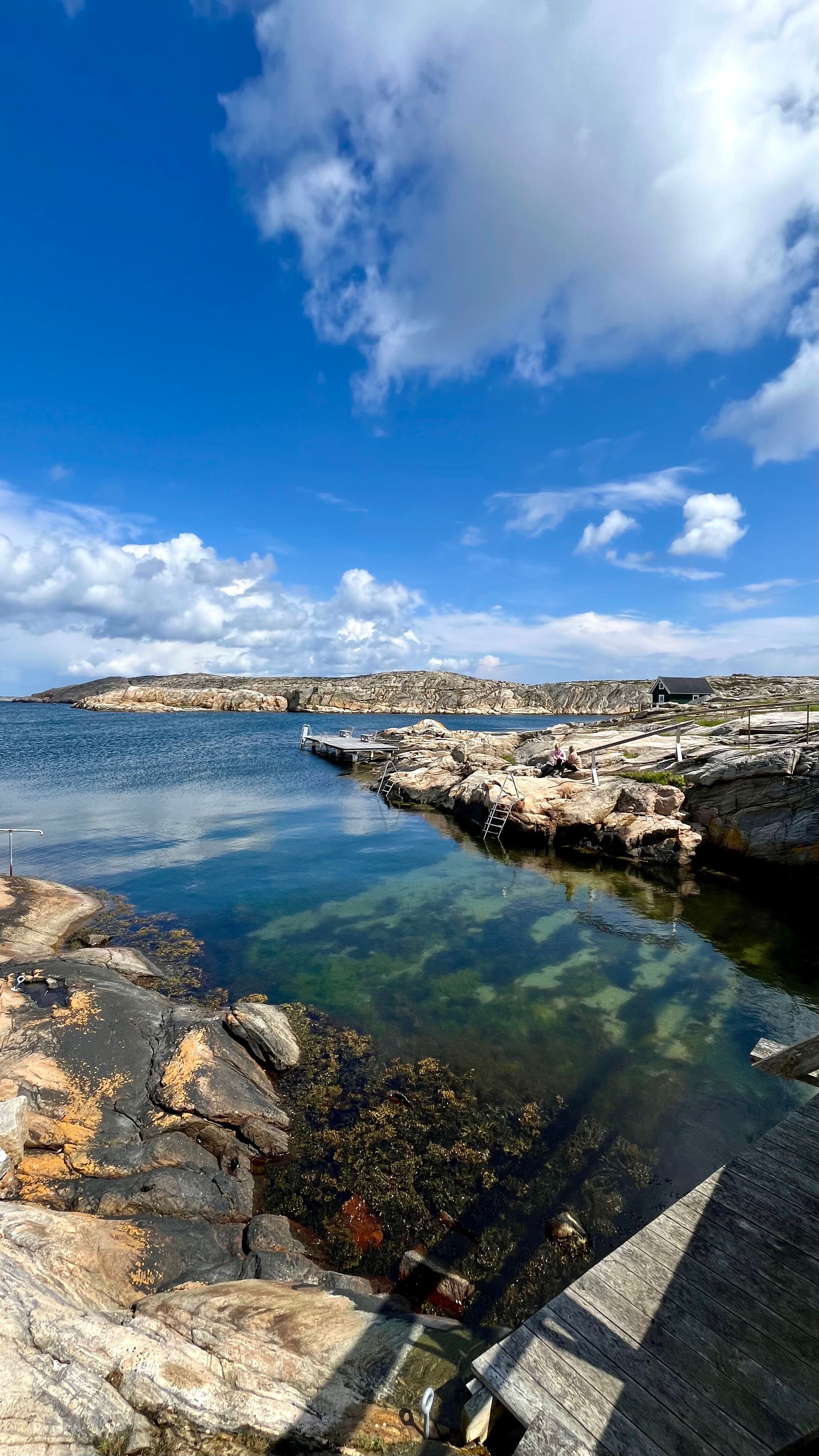 Un bord de mer avec les rochers escarpés de Smogen en Suède