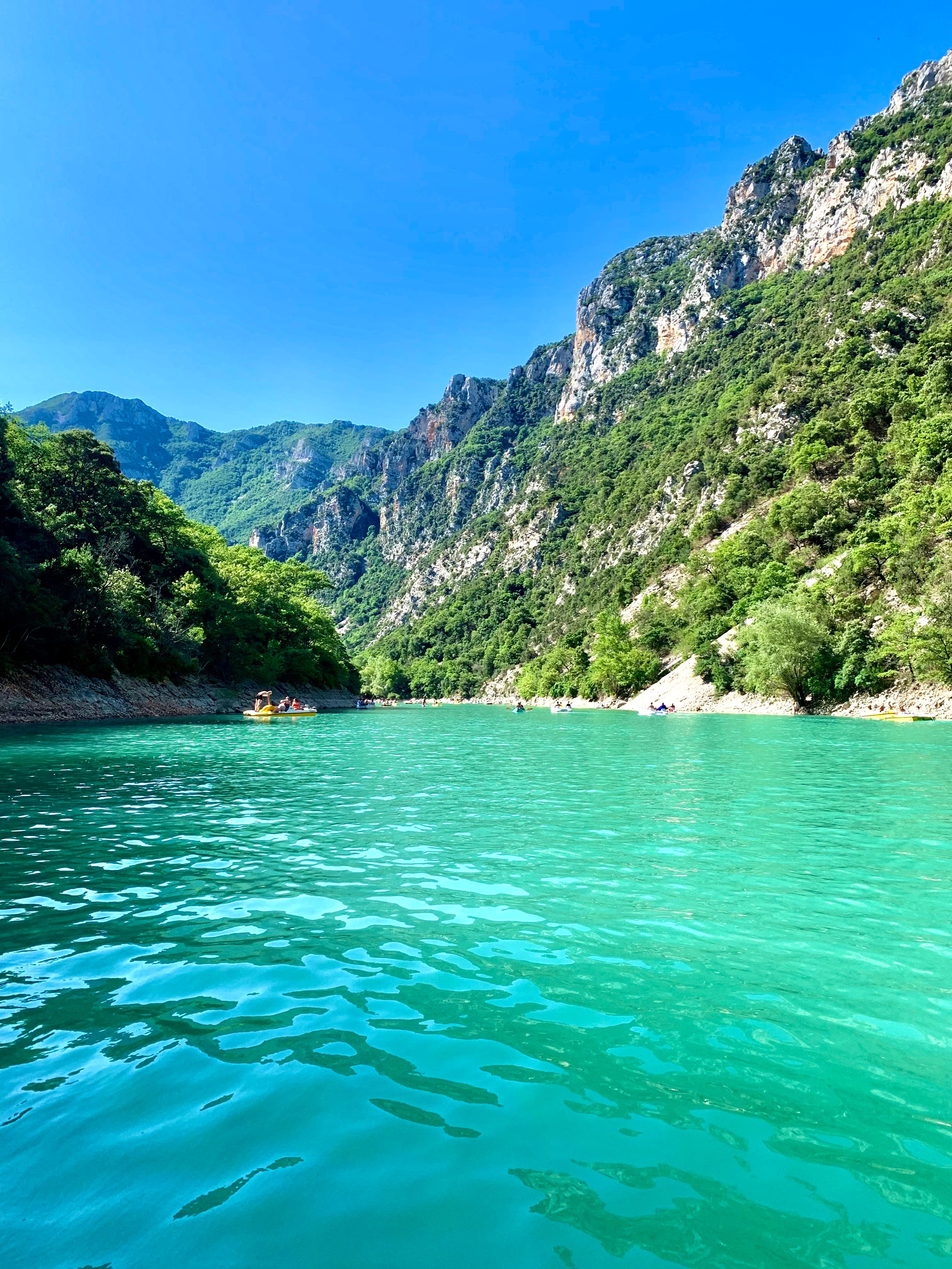 Une vue des gorges du Verdon depuis un pédalo