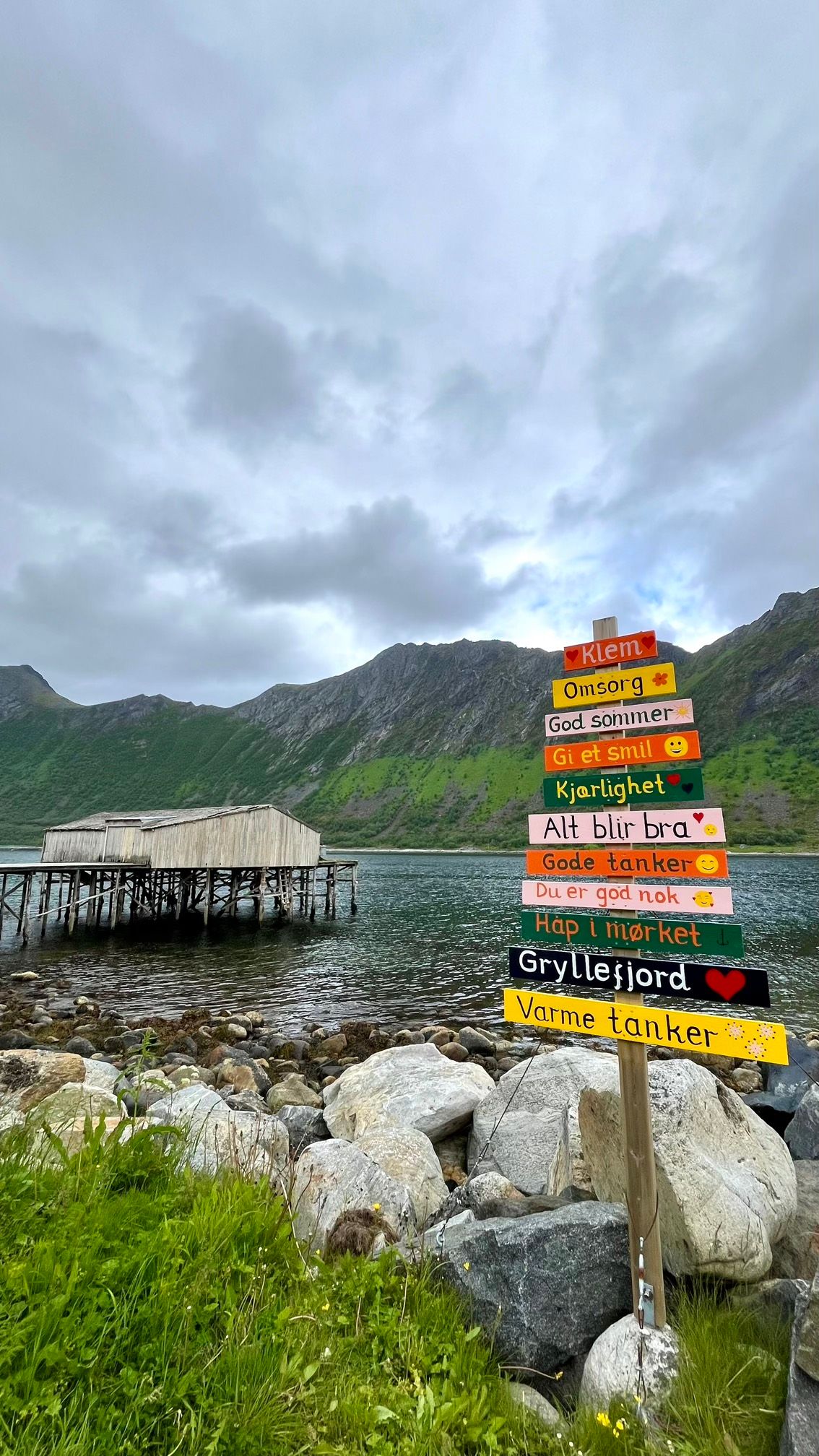 Vue depuis le village de Gryllefjord sur l'île de Senja en Norvège