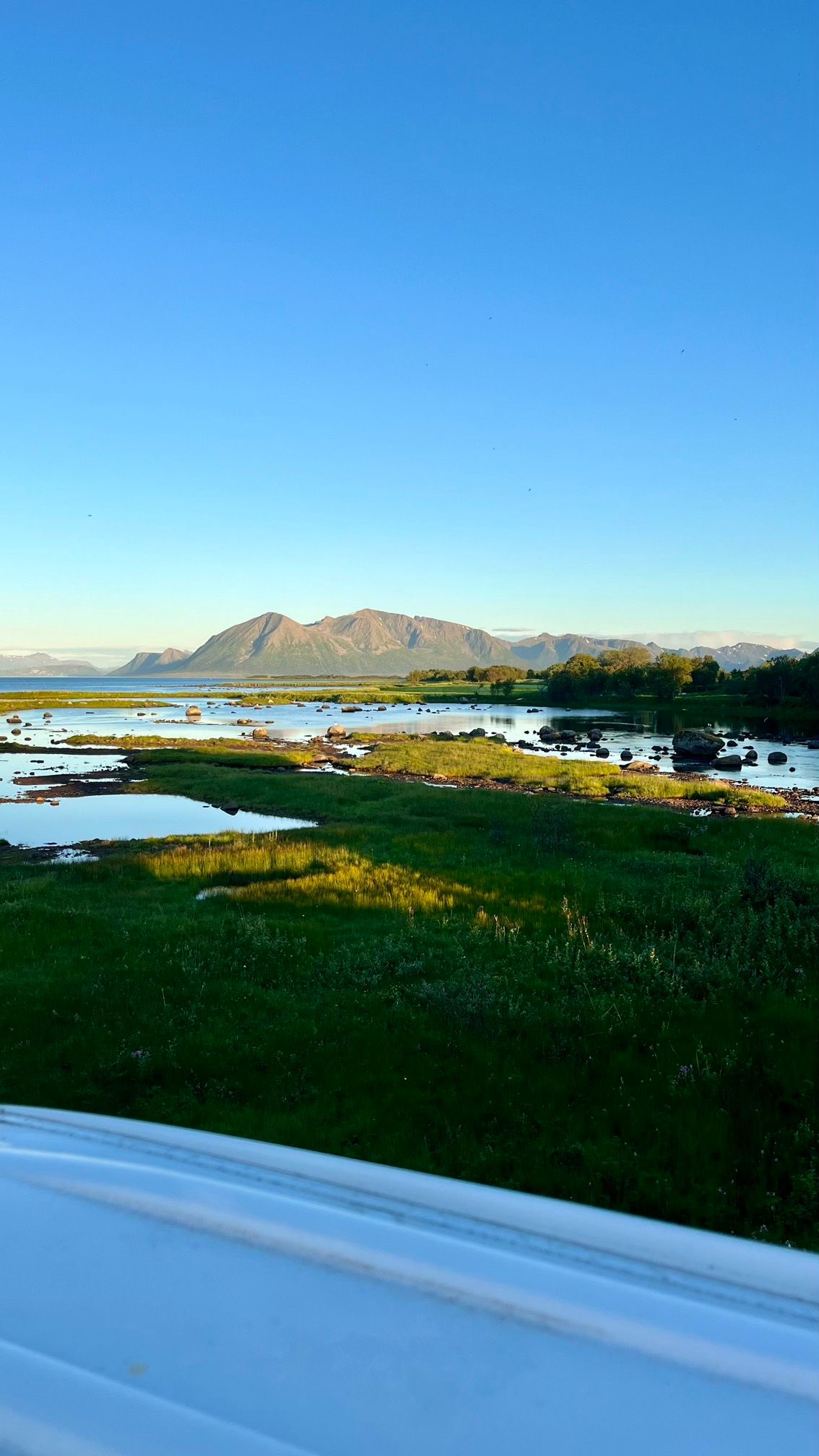 Vue du soleil de minuit sur l'île d'Andøya en Norvège