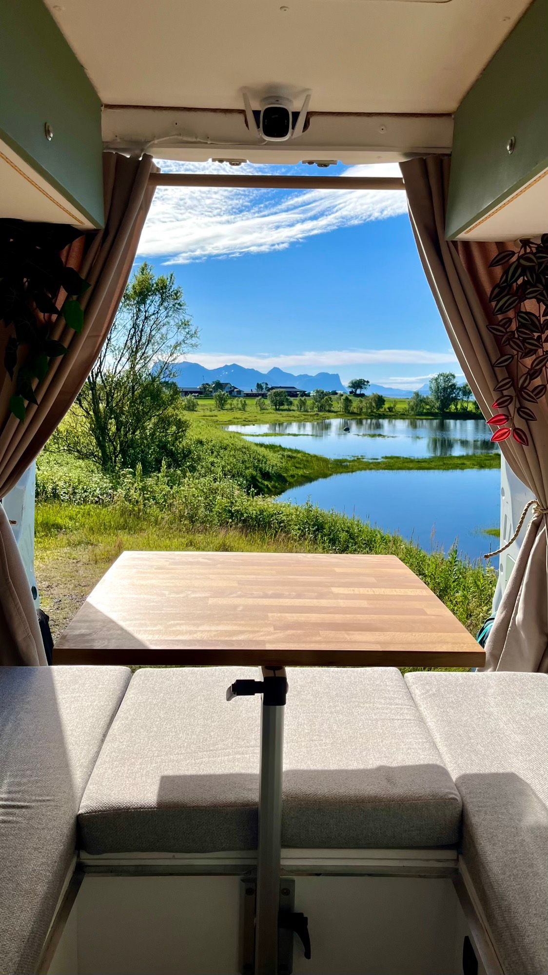 Vue depuis un van aménagé sur l'île d'Andøya en Norvège