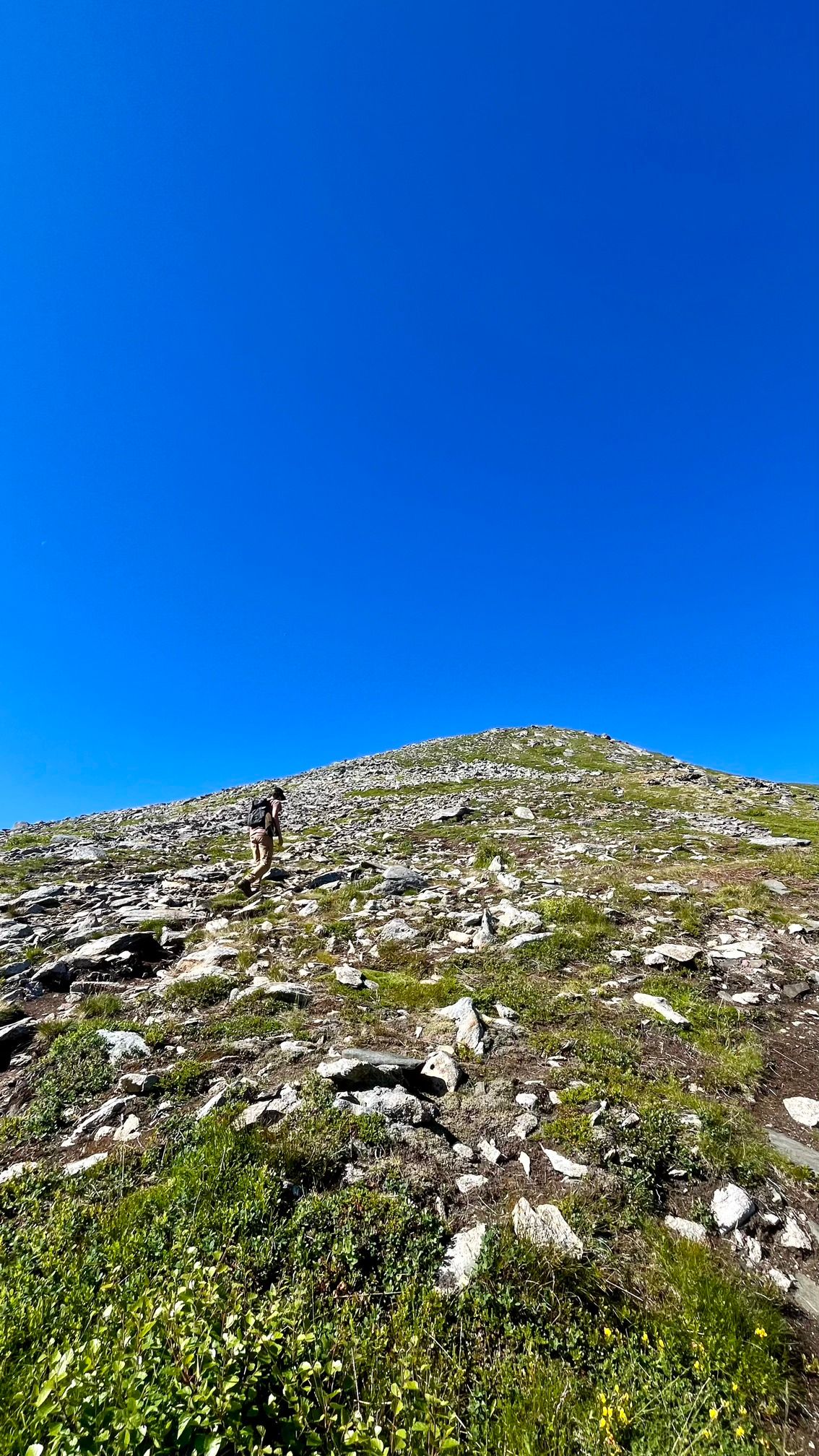 Montée raide de la randonnée de Måtind sur l'île d'Andøya en Norvège