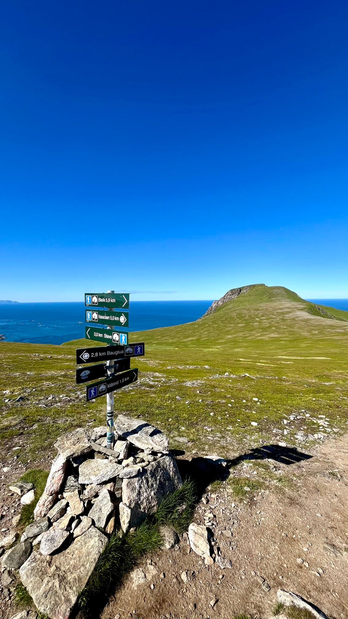 Panneau d'indication pendant la randonnée de Måtind sur l'île d'Andøya en Norvège