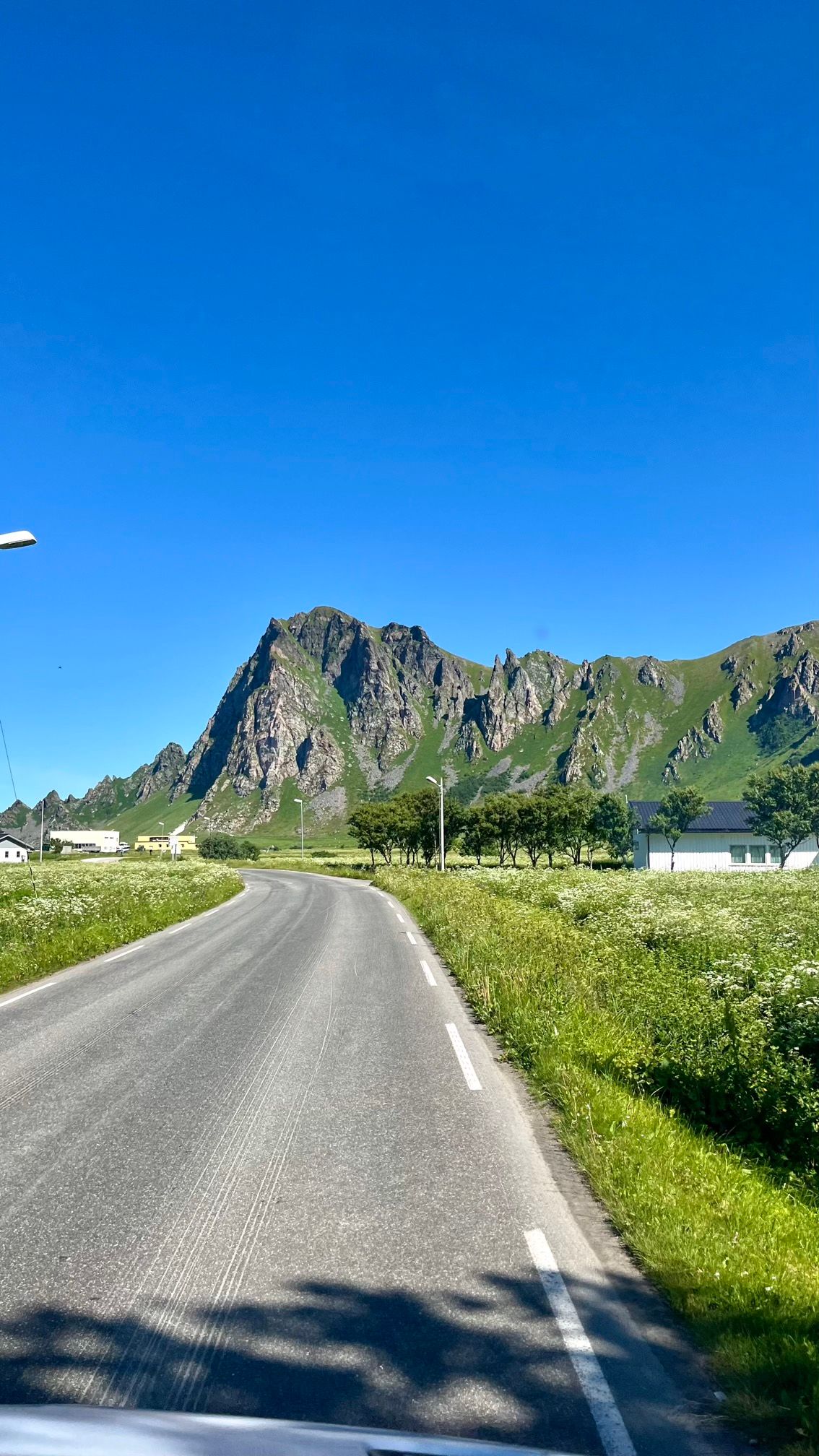 Une route sur l'île d'Andøya en Norvège