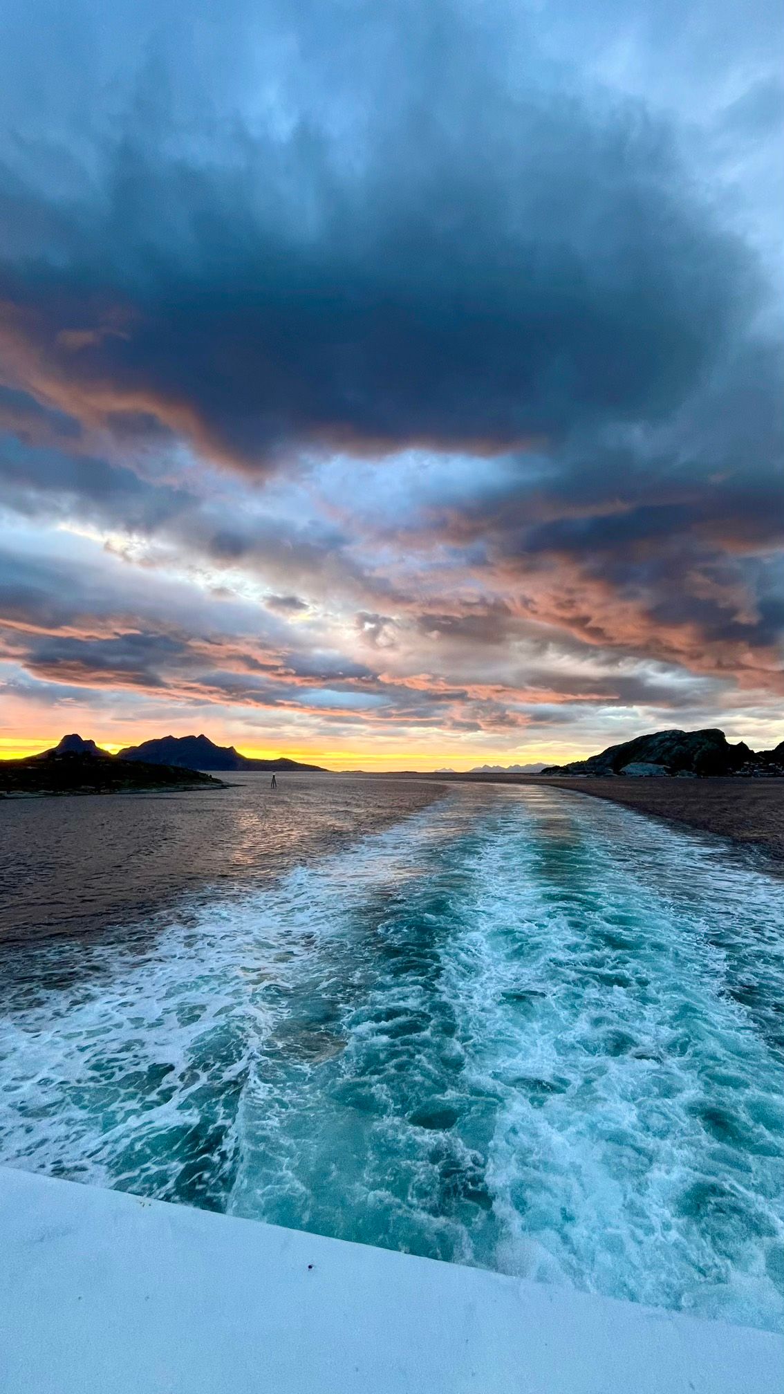 Coucher de soleil depuis le ferry des iles Lofoten en Norvège