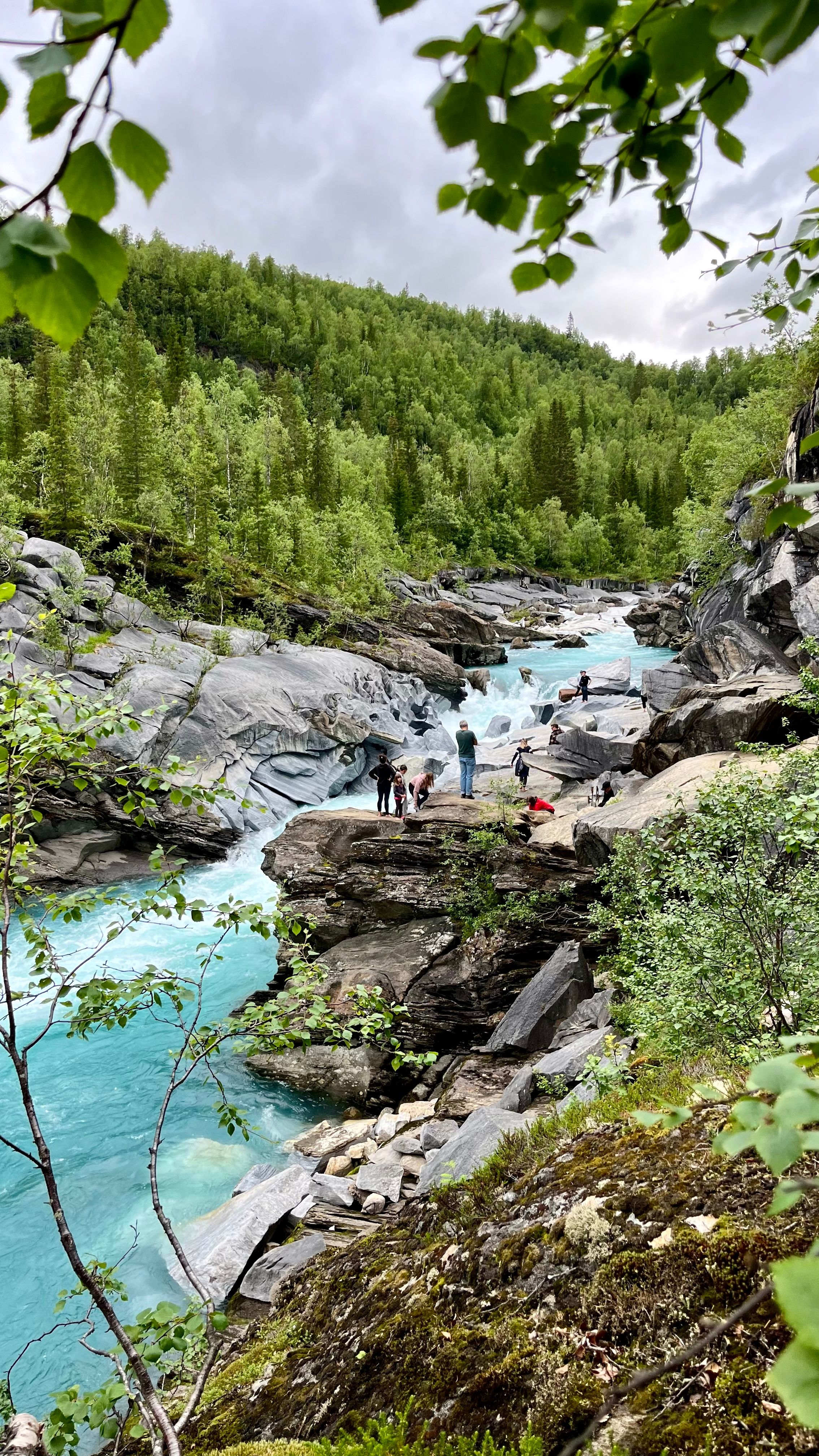 Vue lointaine de Marmorslottet à Mo I Rana en Norvège