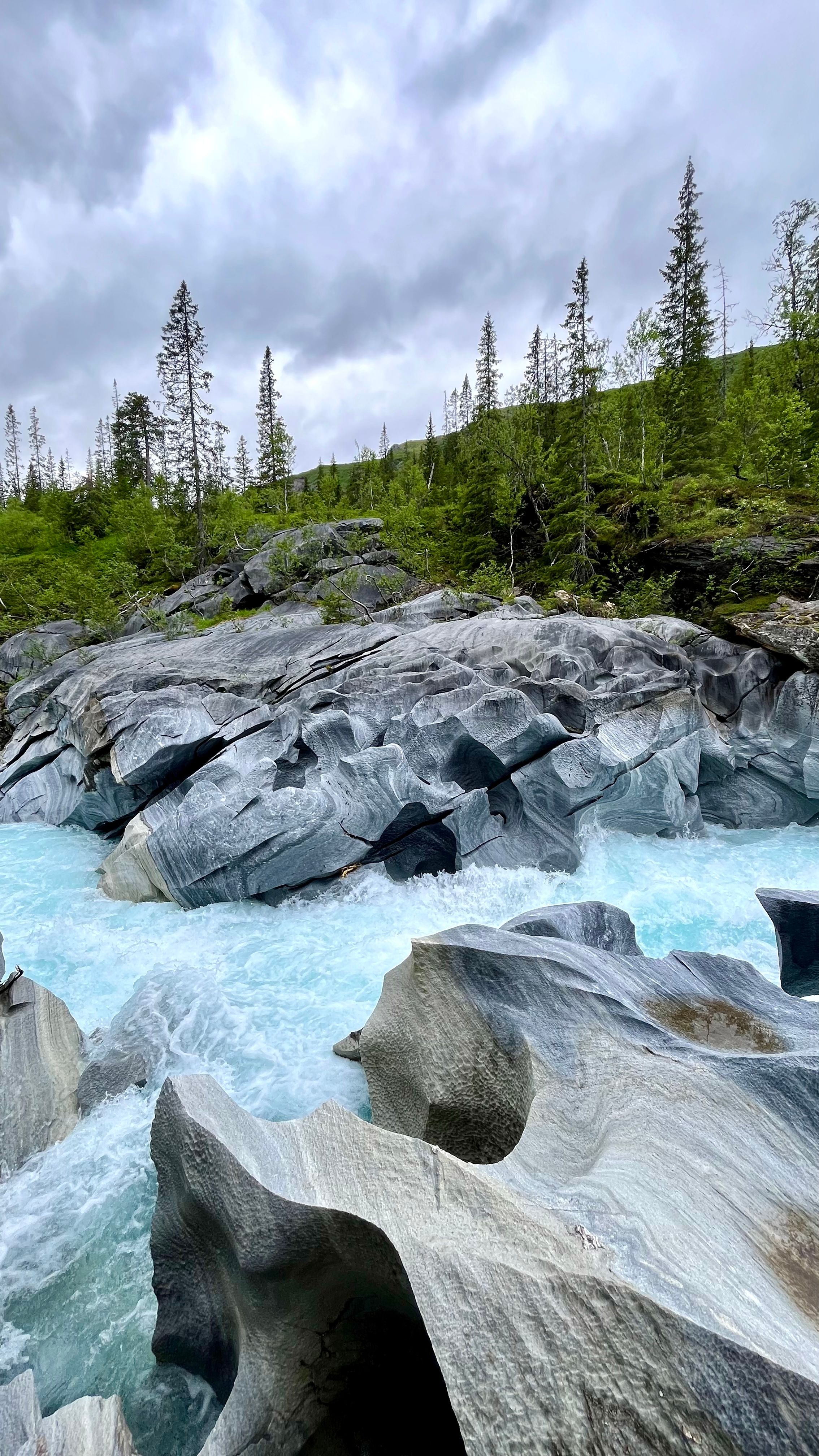 La rivière Glomaga qui passe à travers le marbre, randonnée Marmorslottet