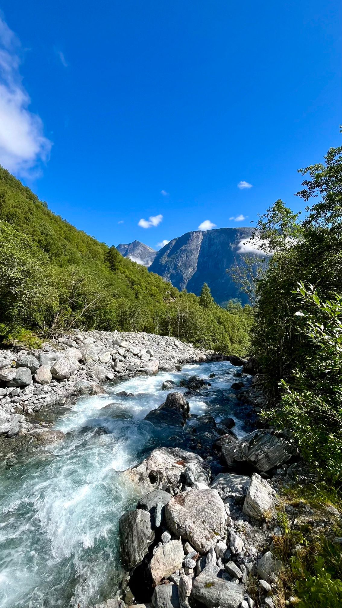 Une vue sur le chemin de randonnée de Mardalsfossen en Norvège