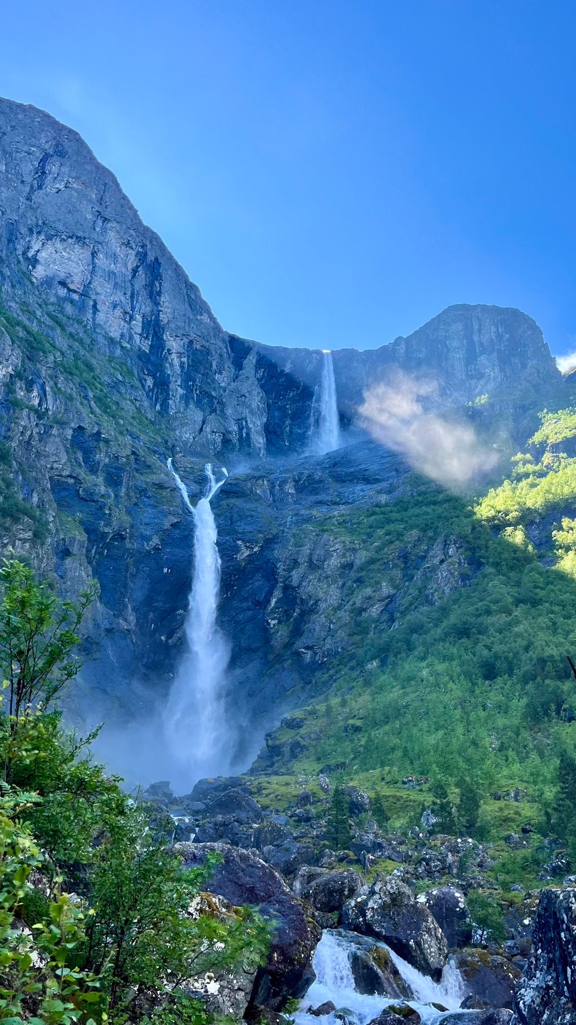 La cascade de Mardalsfossen en juillet