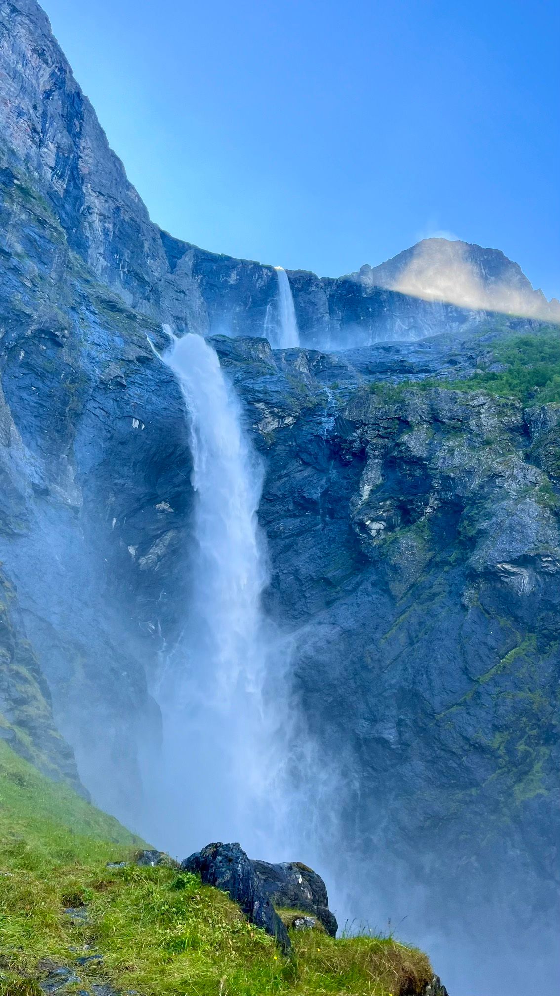 Le débit puissant de la cascade de Mardalsfossen en Norvège