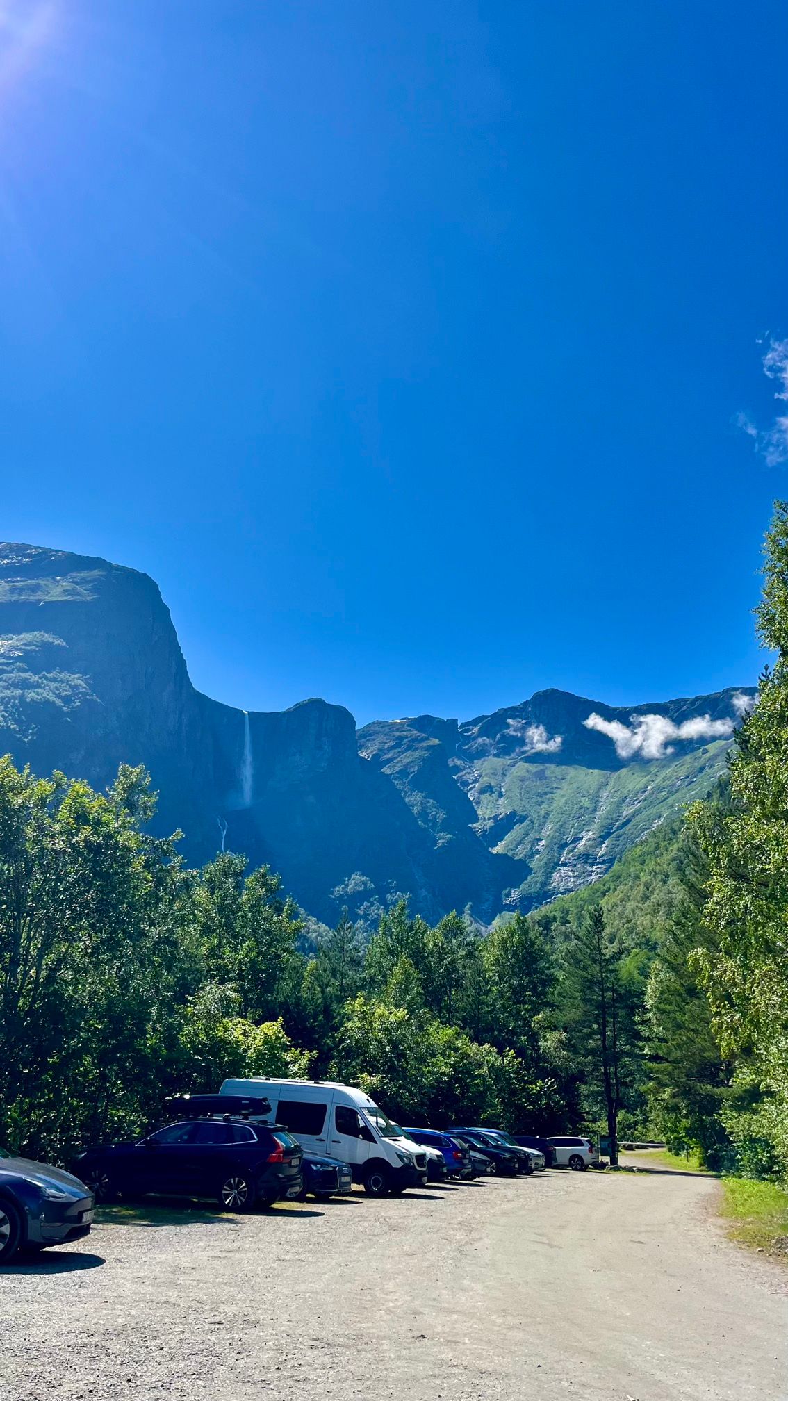 Le parking de la cascade de Mardalsfossen en Norvège