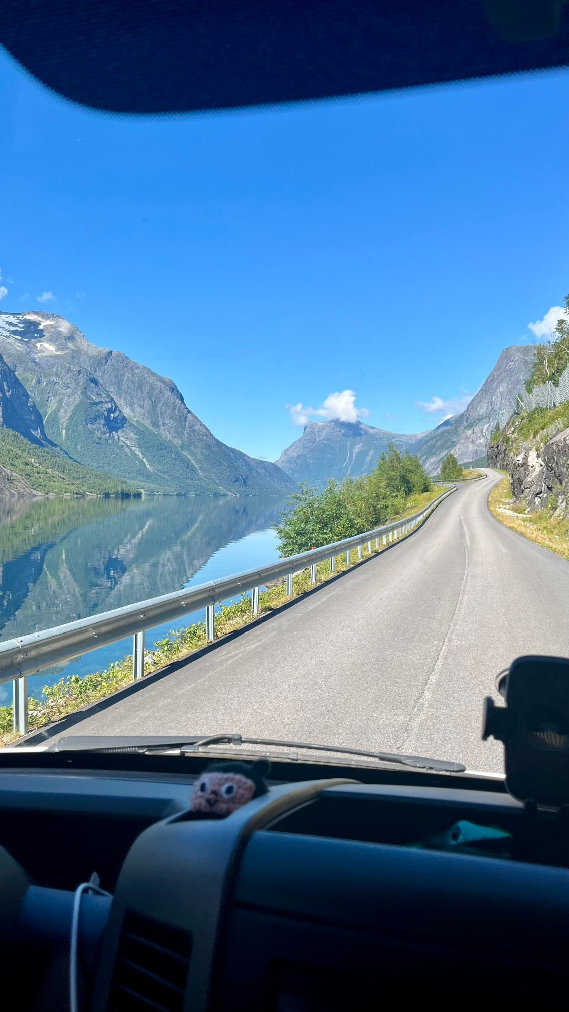 La route Fv191 qui mène à la cascade de Mardalsfossen en Norvège