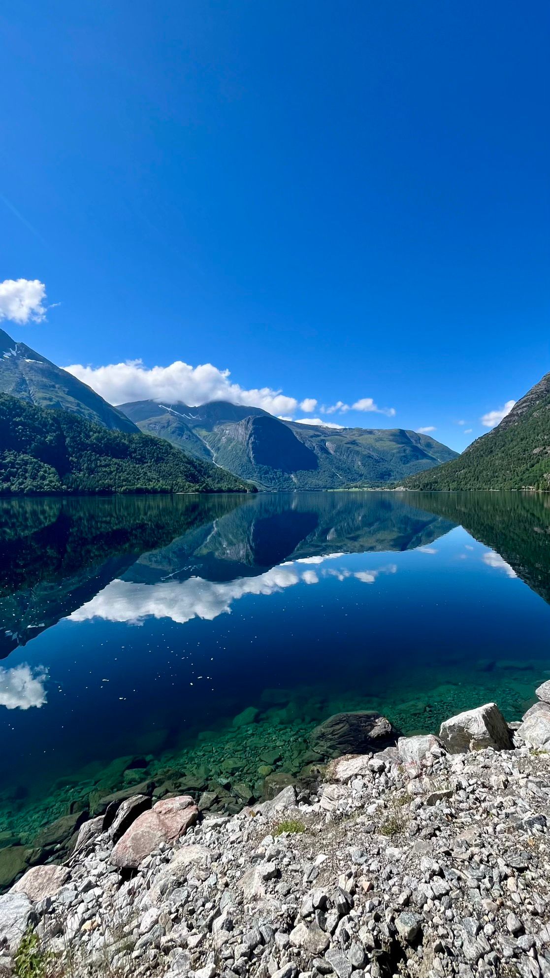 Vue depuis une plage du lac Eikesdalsvatnet en Norvège