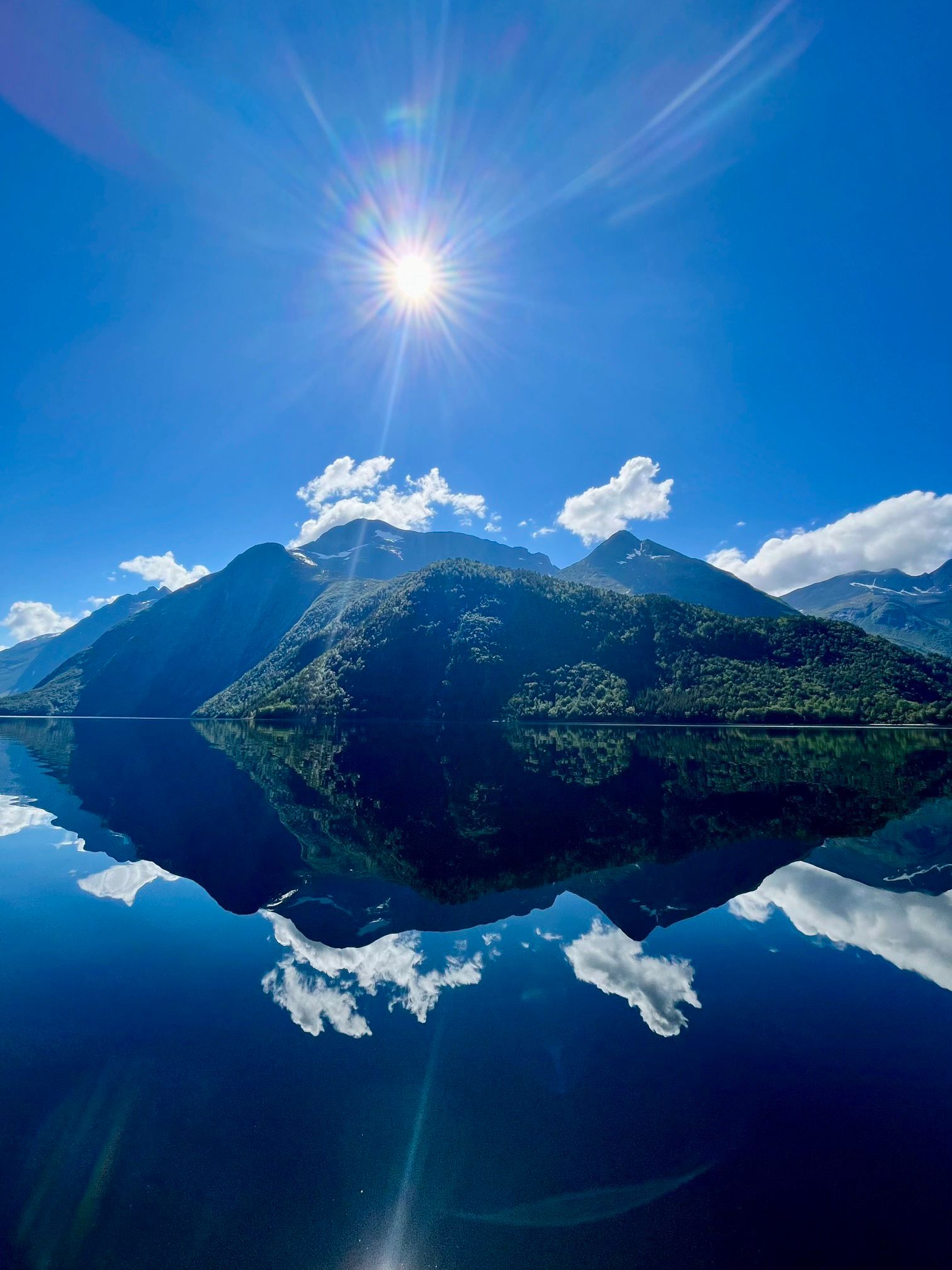 Vue du lac Eikesdalsvatnet en Norvège