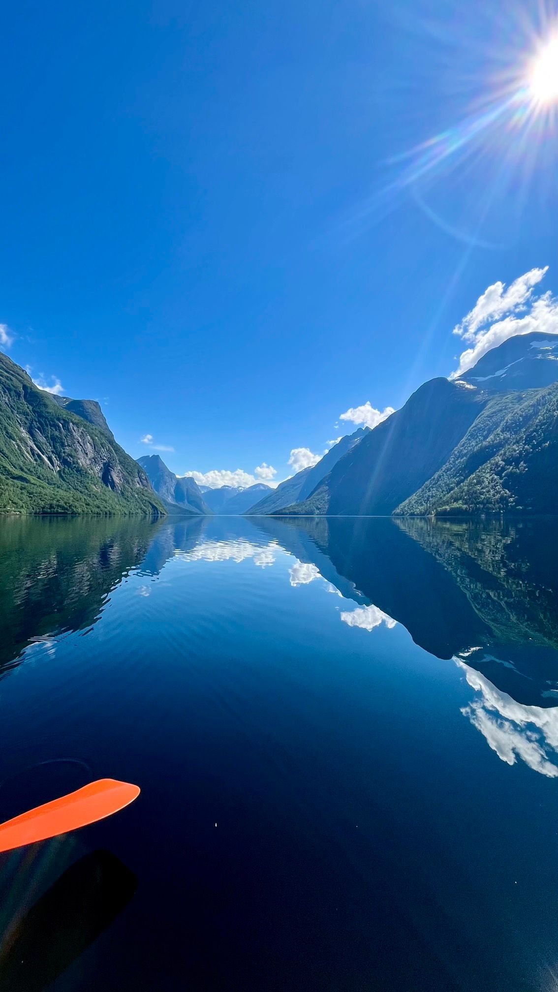 Vue depuis un paddle du lac Eikesdalsvatnet en Norvège