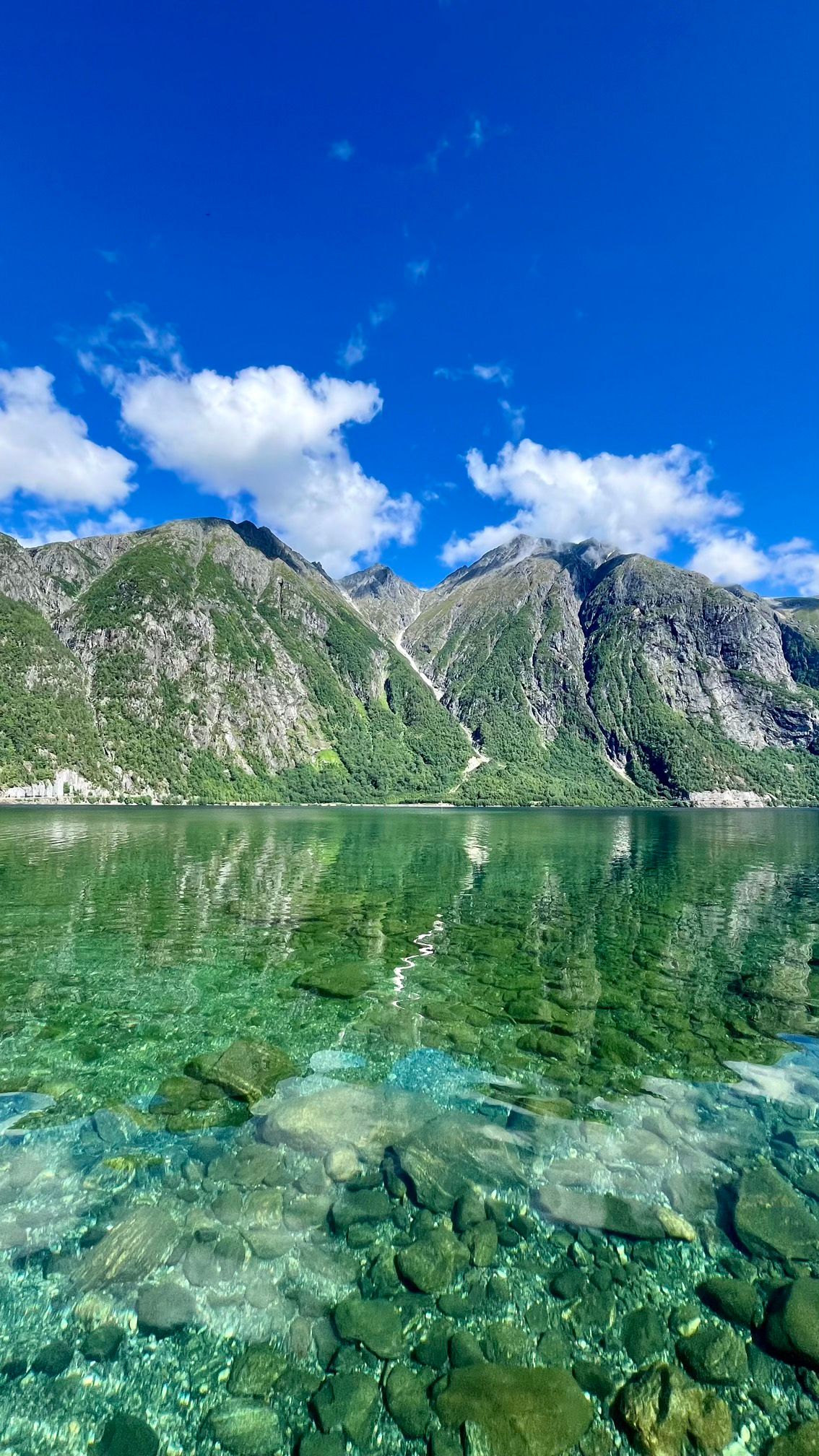 L'eau turquoise du lac Eikesdalsvatnet en Norvège