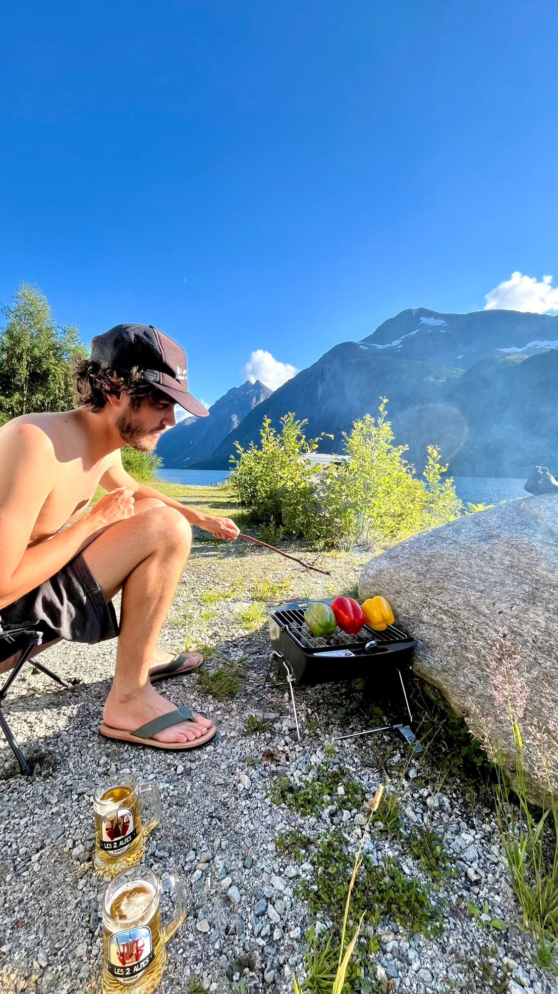 Un barbecue sur le lac Eikesdalsvatnet en Norvège