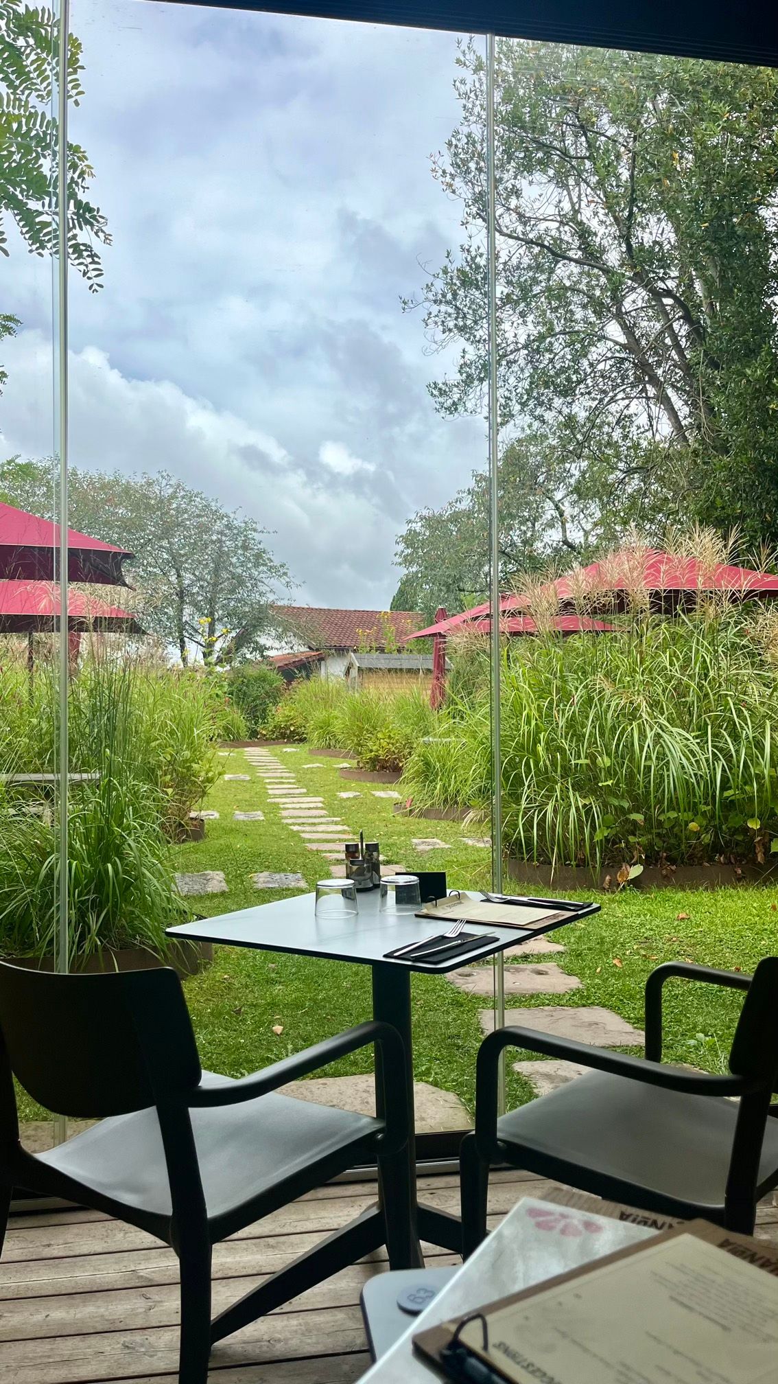 Jardin-du-restaurant-etchehandia-espelette.jpeg