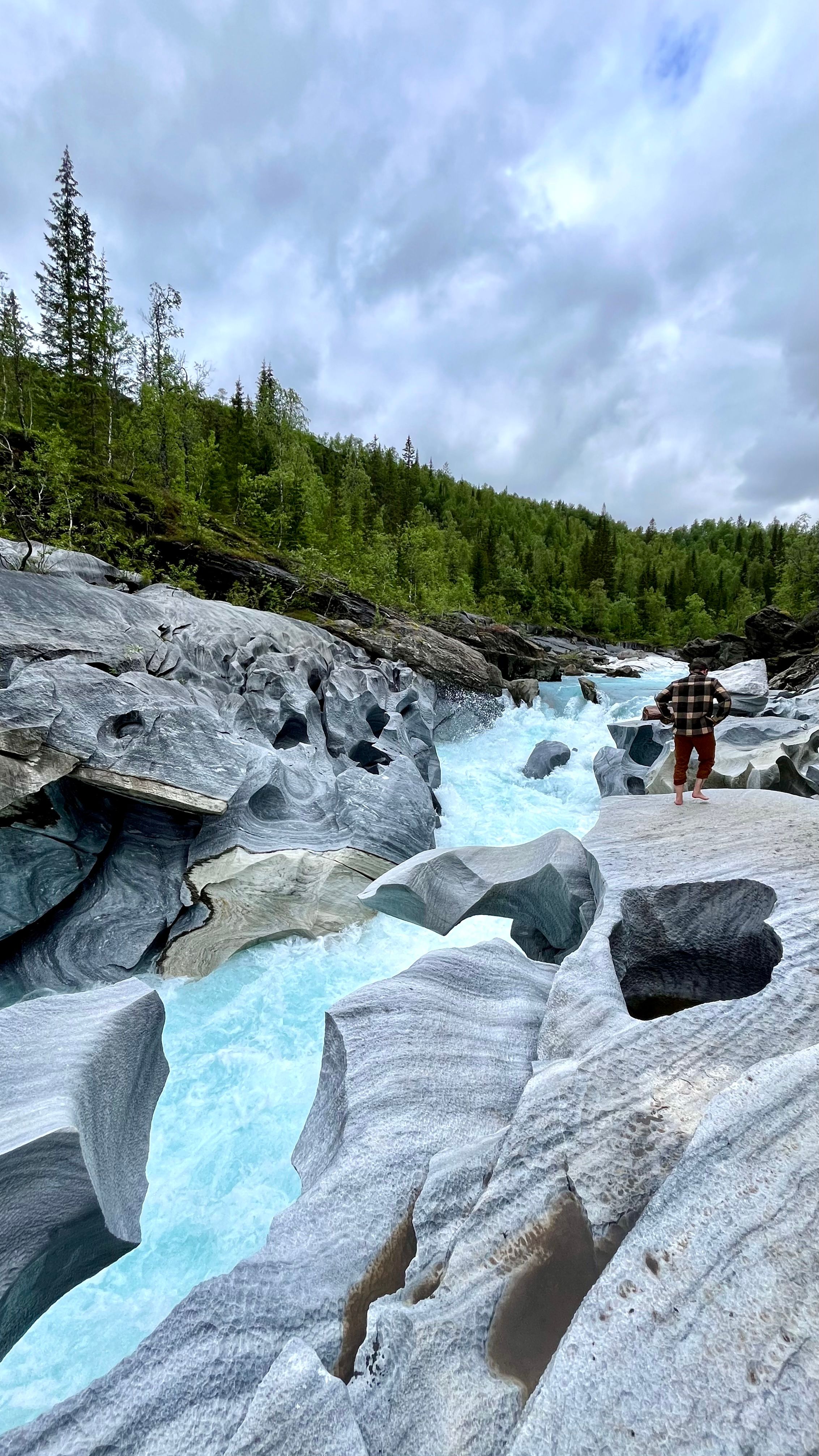 La rivière Glomaga et son château de marbre où les gens doivent être pieds nus