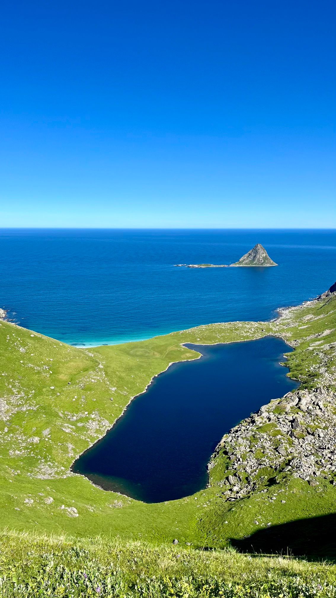 Vue depuis la randonnée de Matind sur l'ile d'Andoya en Norvège.jpeg