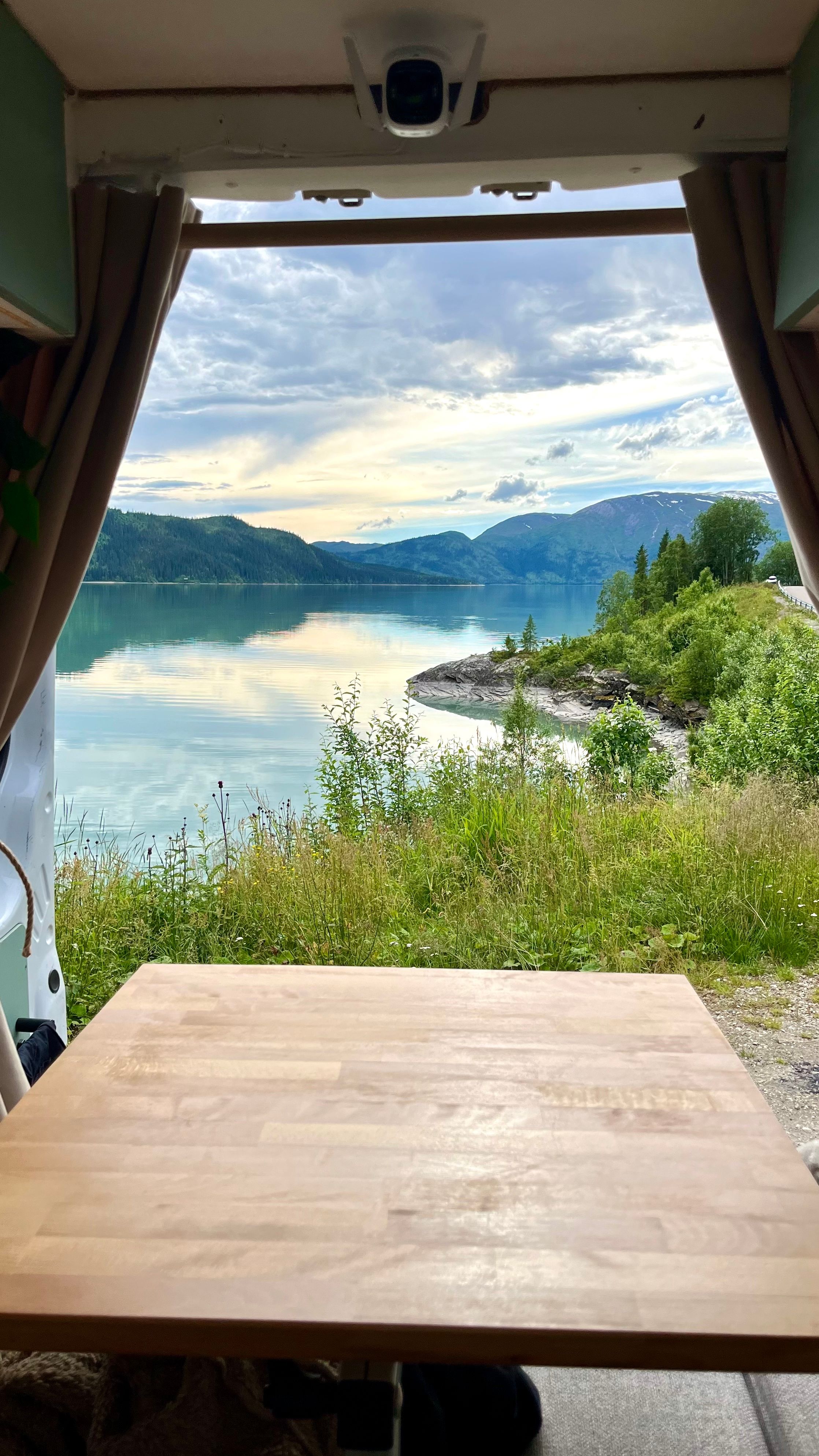 Vue depuis l'arrière d'un van sur le lac Langvatnet en Norvège